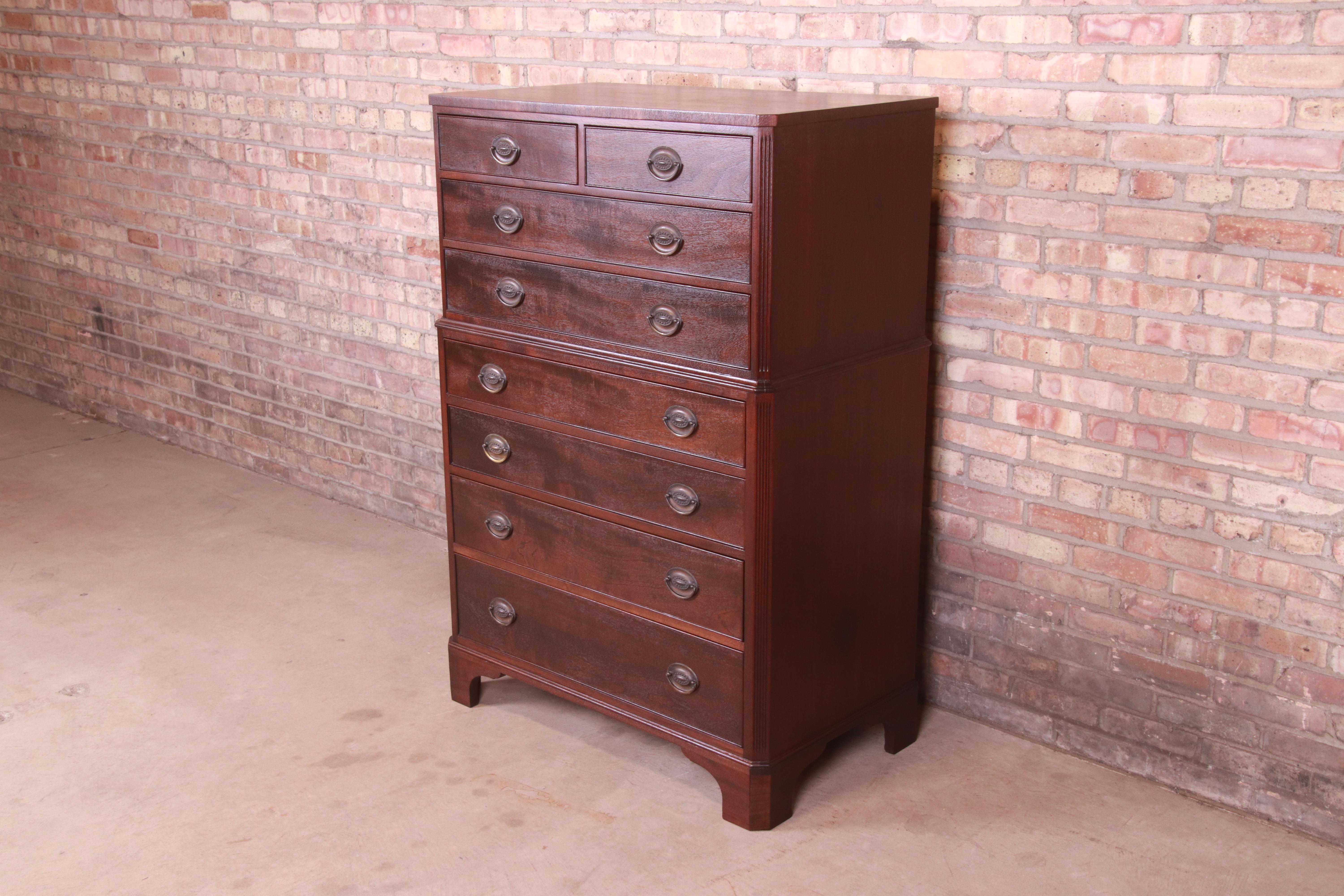 An exceptional Georgian style chest of drawers or highboy dresser

By Kindel Furniture

USA, Circa 1960s

Mahogany, with original brass hardware.

Measures: 37.25