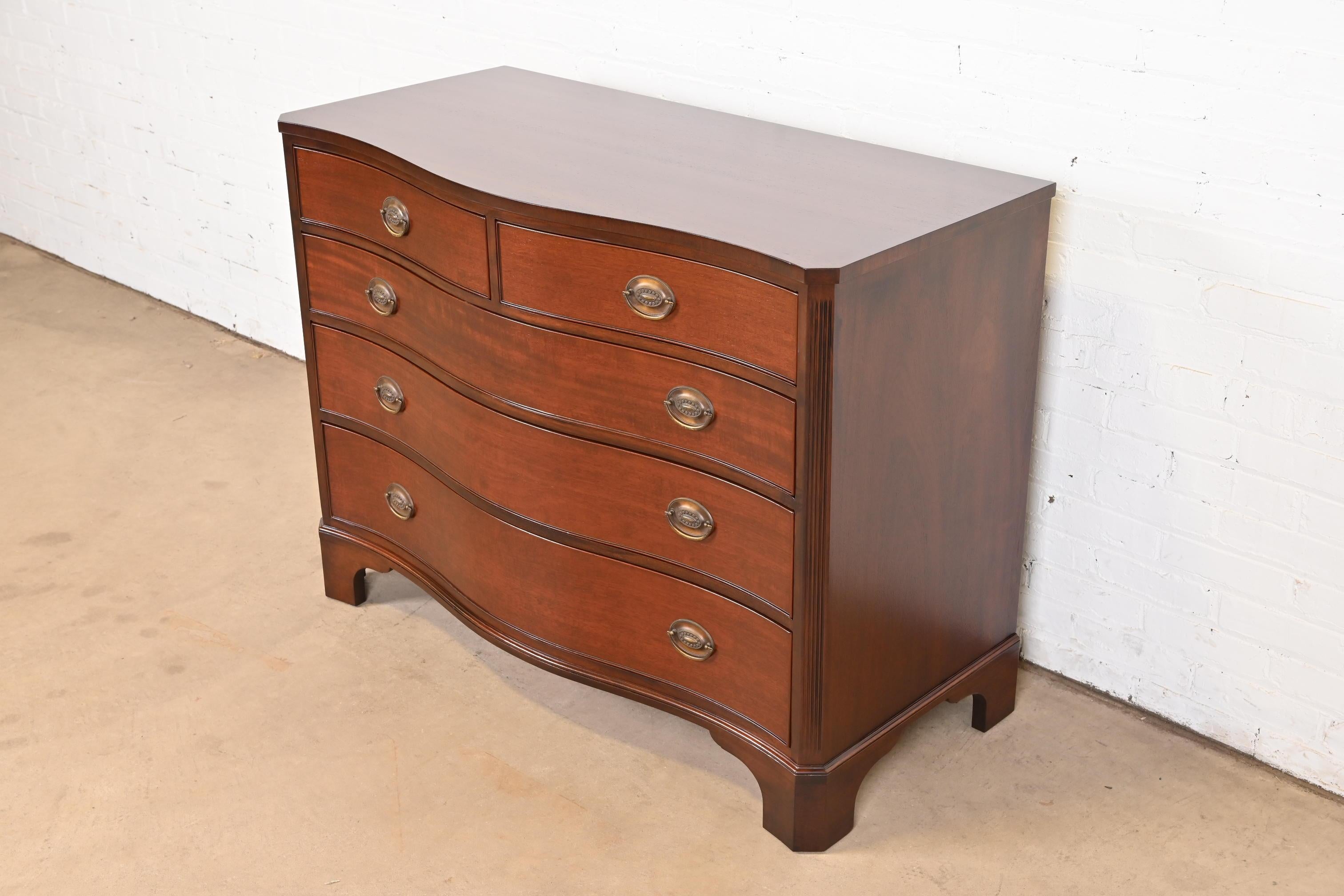 Kindel Furniture Georgian Mahogany Serpentine Front Chest of Drawers, Refinished In Good Condition In South Bend, IN