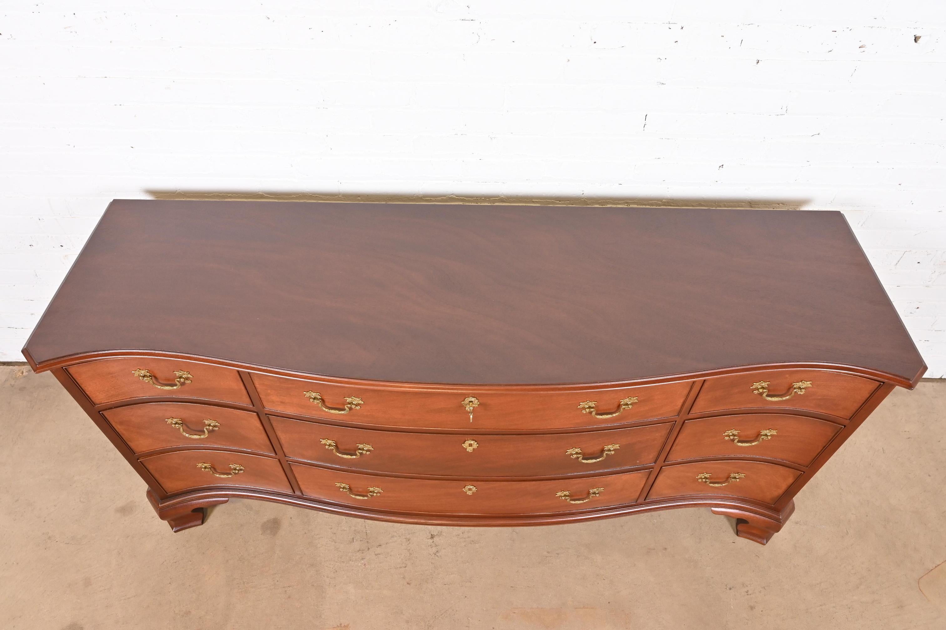 Kindel Furniture Georgian Mahogany Serpentine Front Nine-Drawer Dresser For Sale 4
