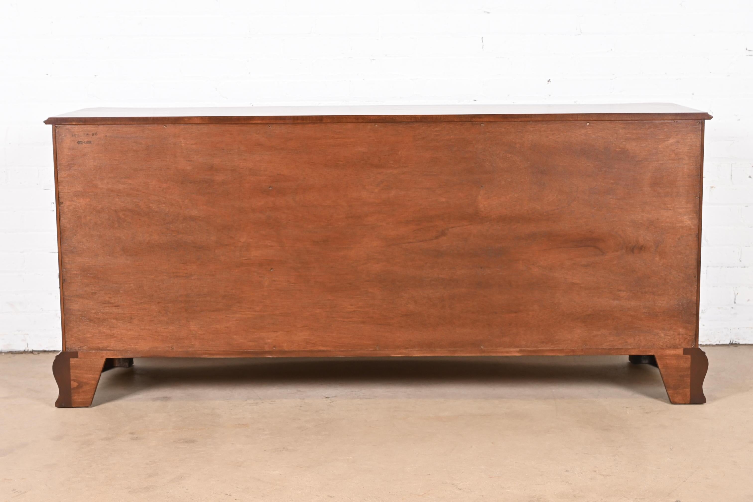 Kindel Furniture Georgian Mahogany Serpentine Front Nine-Drawer Dresser For Sale 6