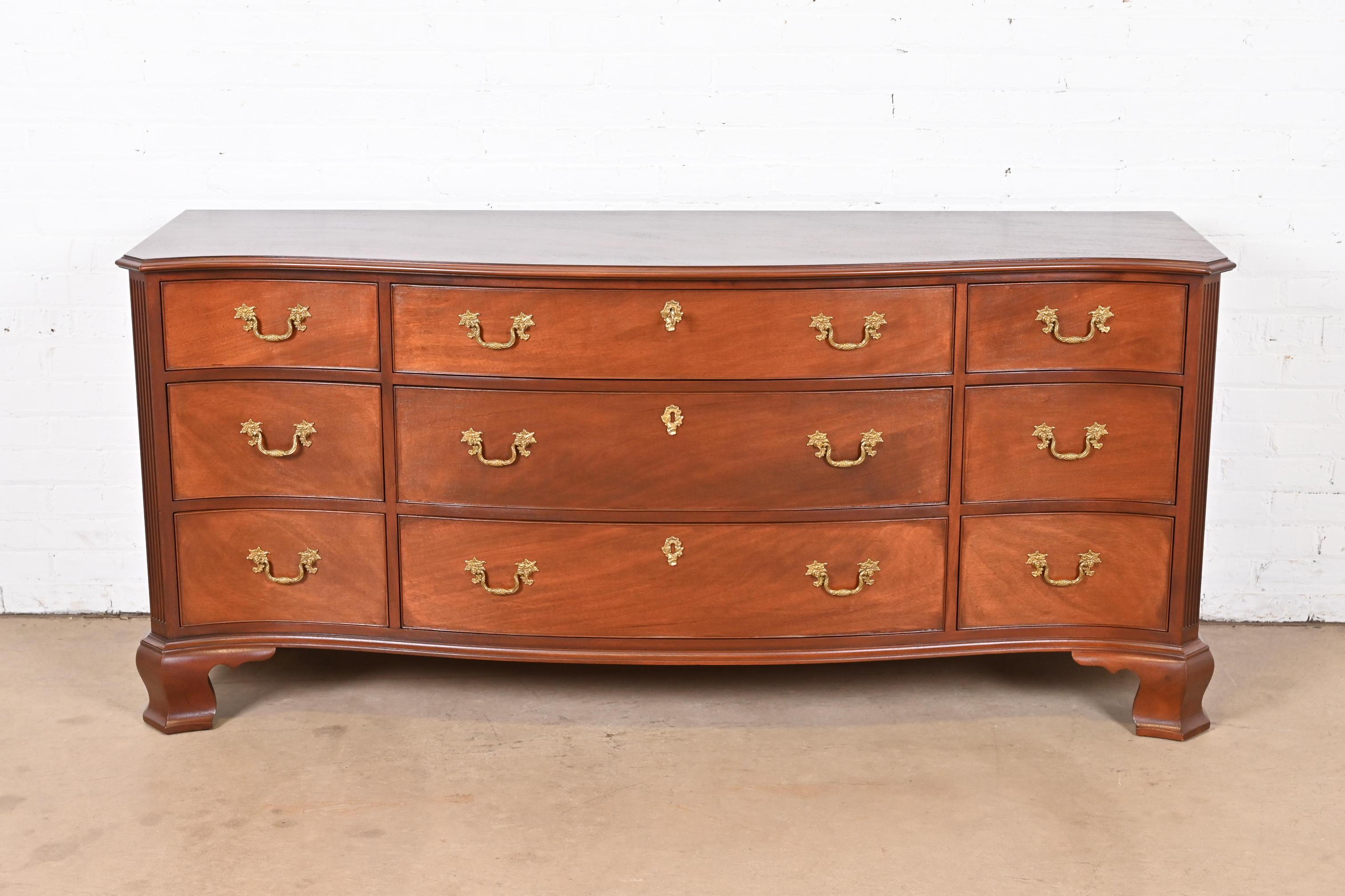 American Kindel Furniture Georgian Mahogany Serpentine Front Nine-Drawer Dresser For Sale