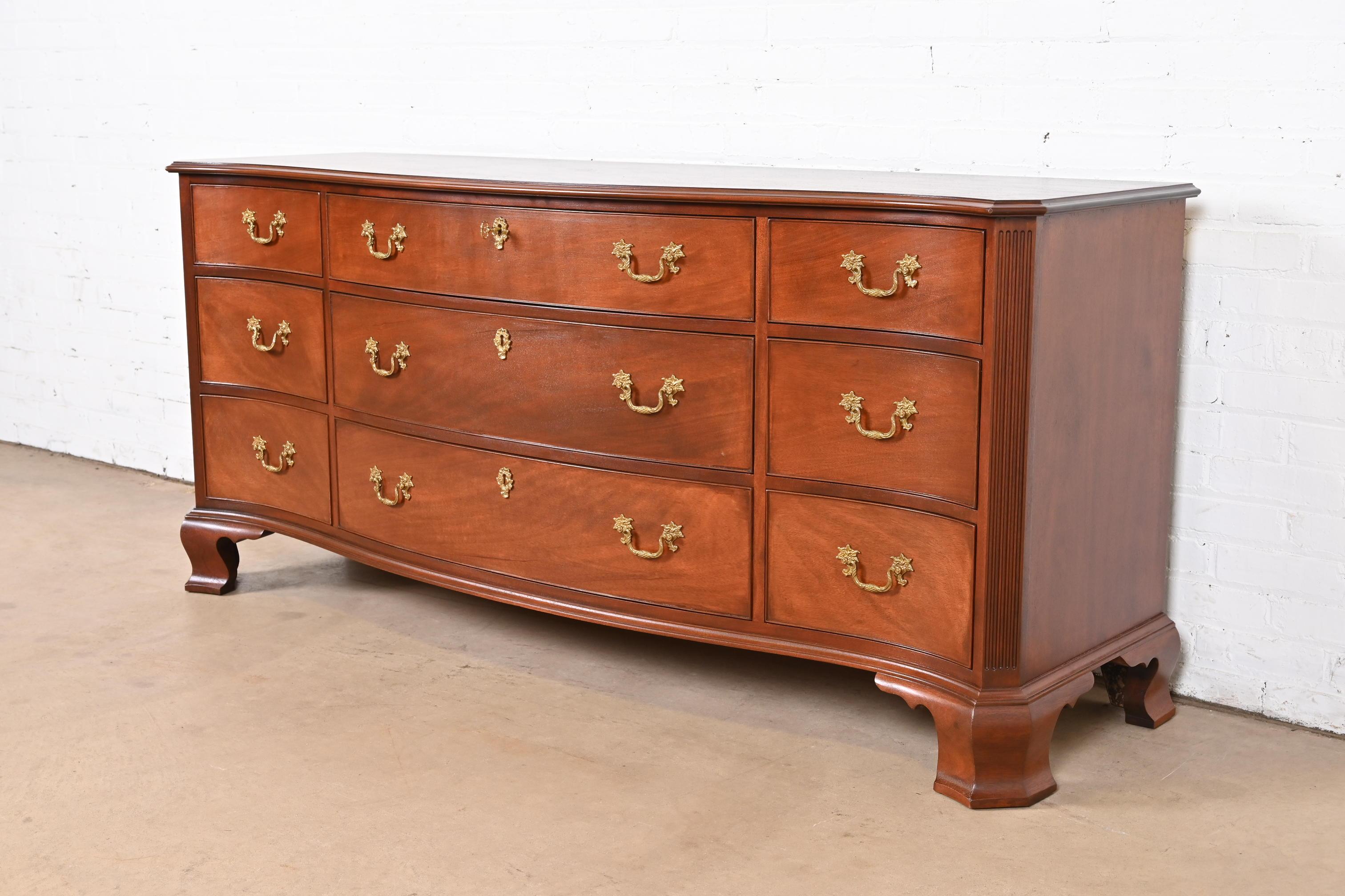 Kindel Furniture Georgian Mahogany Serpentine Front Nine-Drawer Dresser In Good Condition For Sale In South Bend, IN