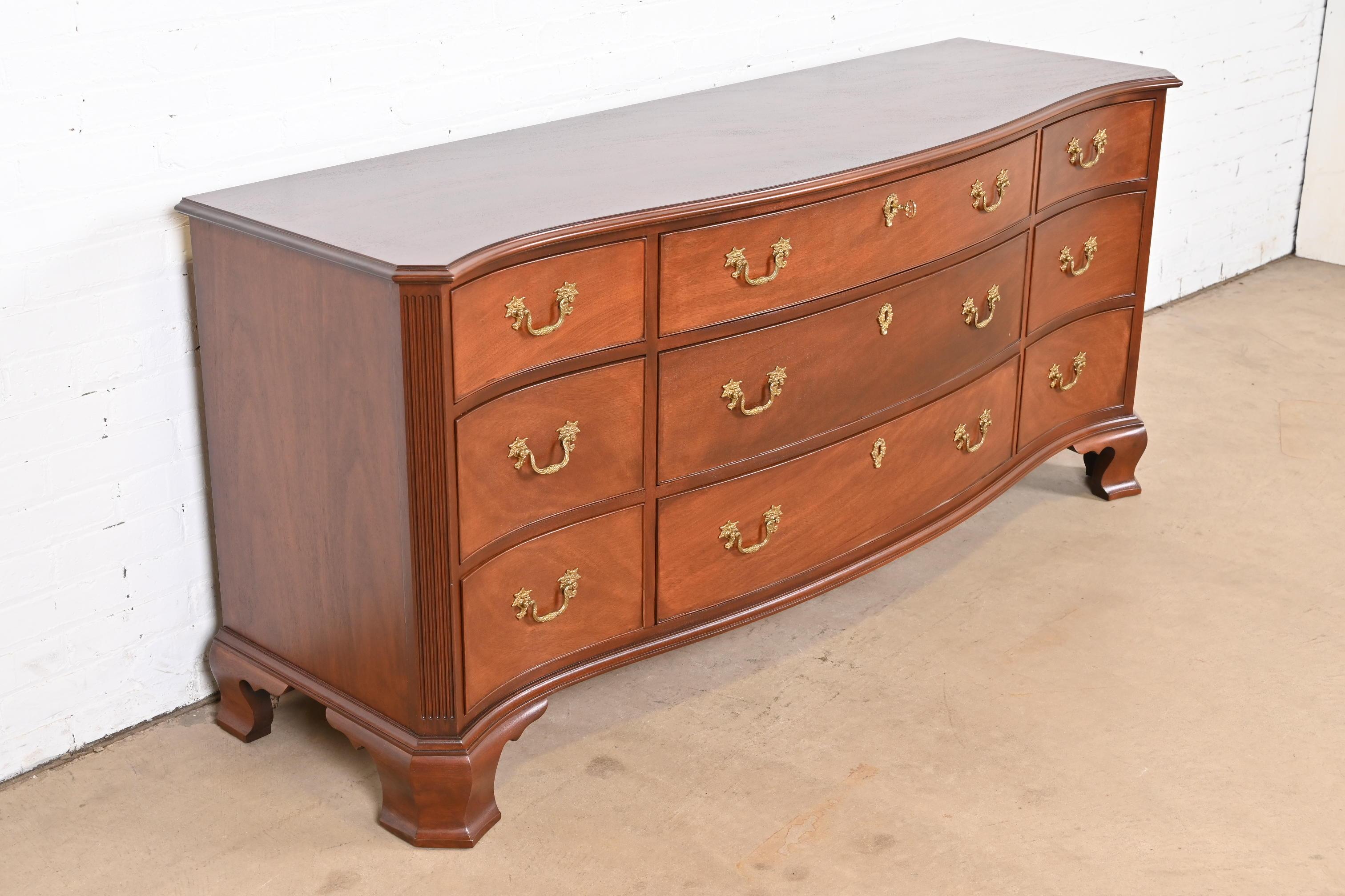 Late 20th Century Kindel Furniture Georgian Mahogany Serpentine Front Nine-Drawer Dresser For Sale