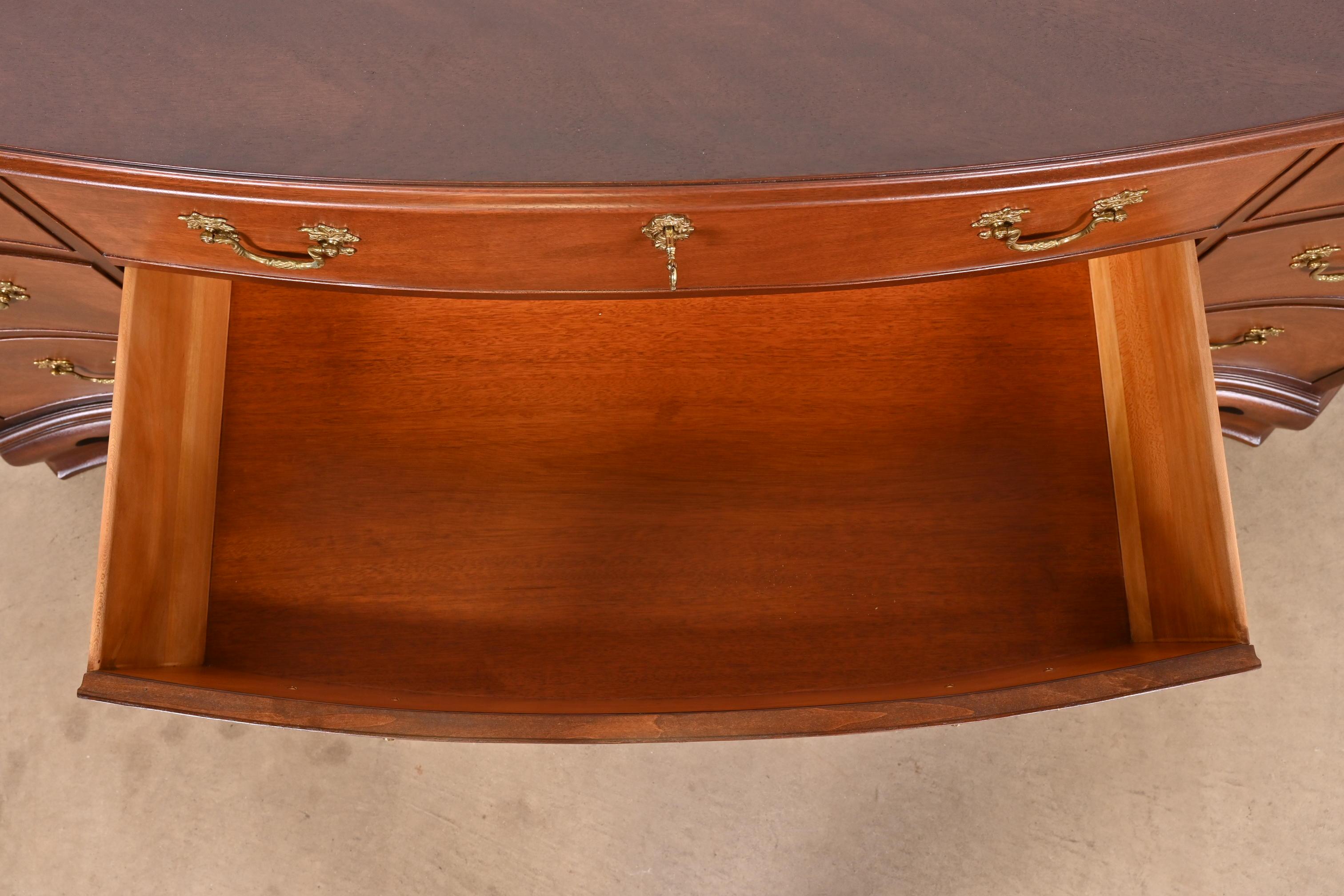 Kindel Furniture Georgian Mahogany Serpentine Front Nine-Drawer Dresser For Sale 1