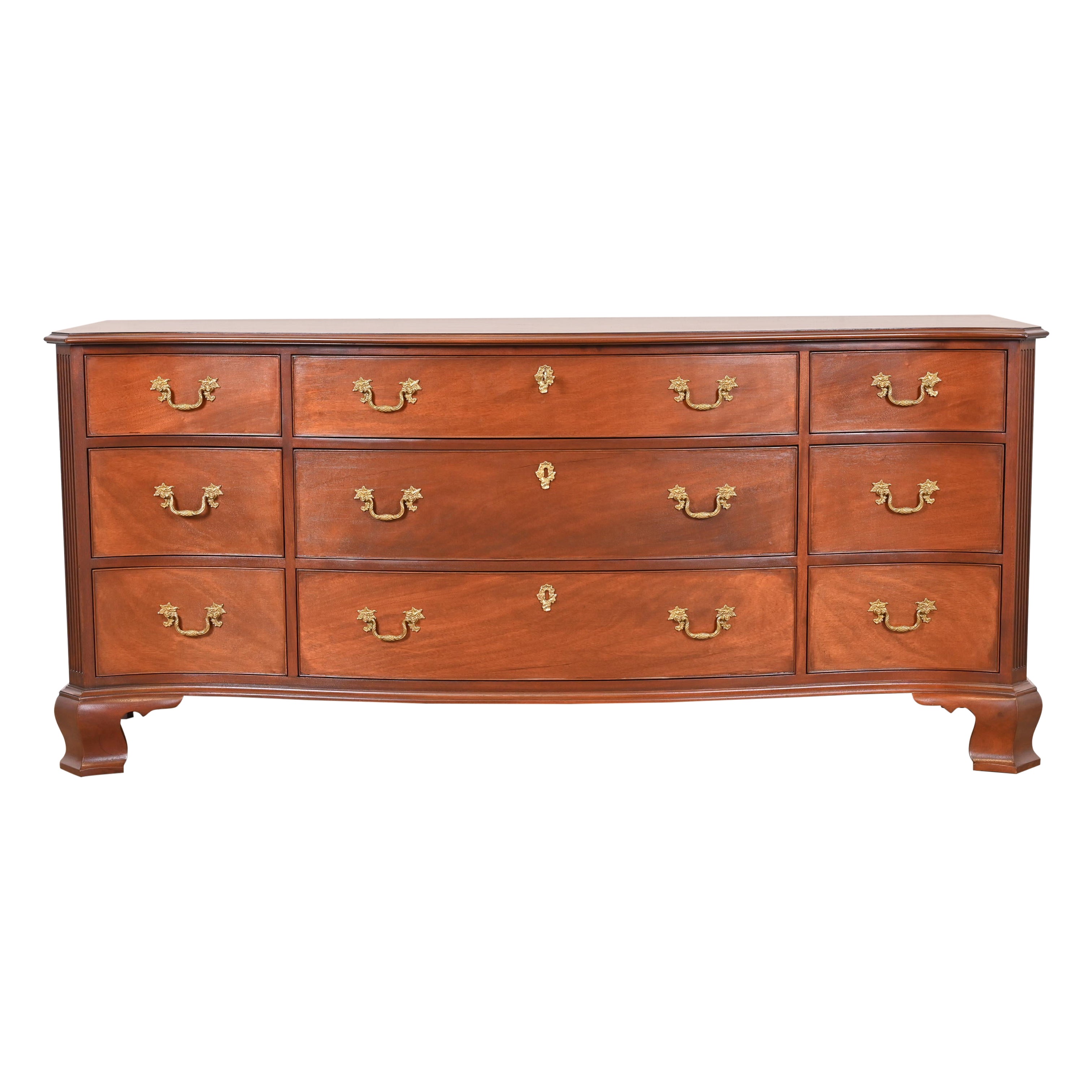 Kindel Furniture commode géorgienne à neuf tiroirs à façade serpentine en acajou