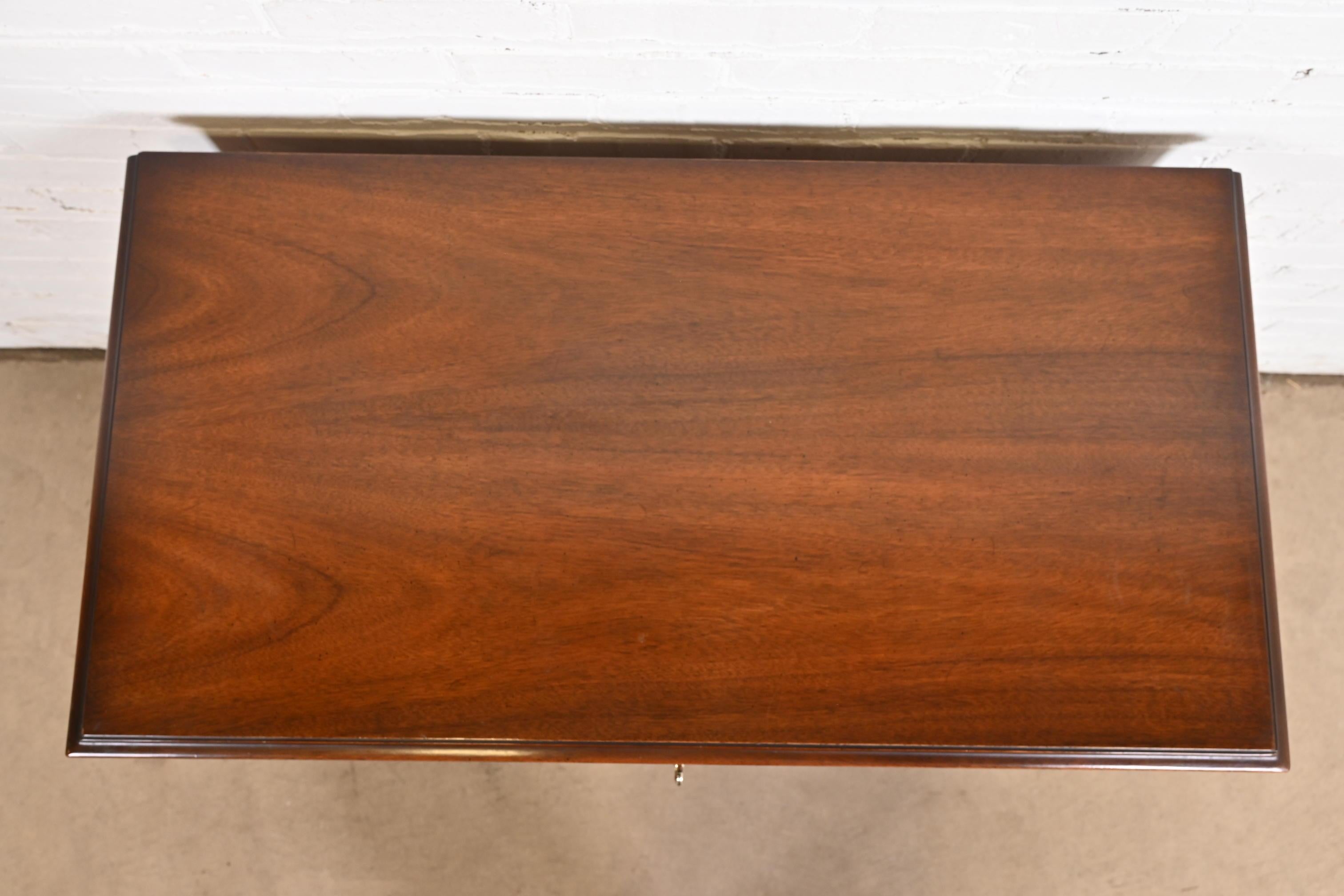 Kindel Furniture Buffet ou buffet en acajou de style géorgien en vente 4