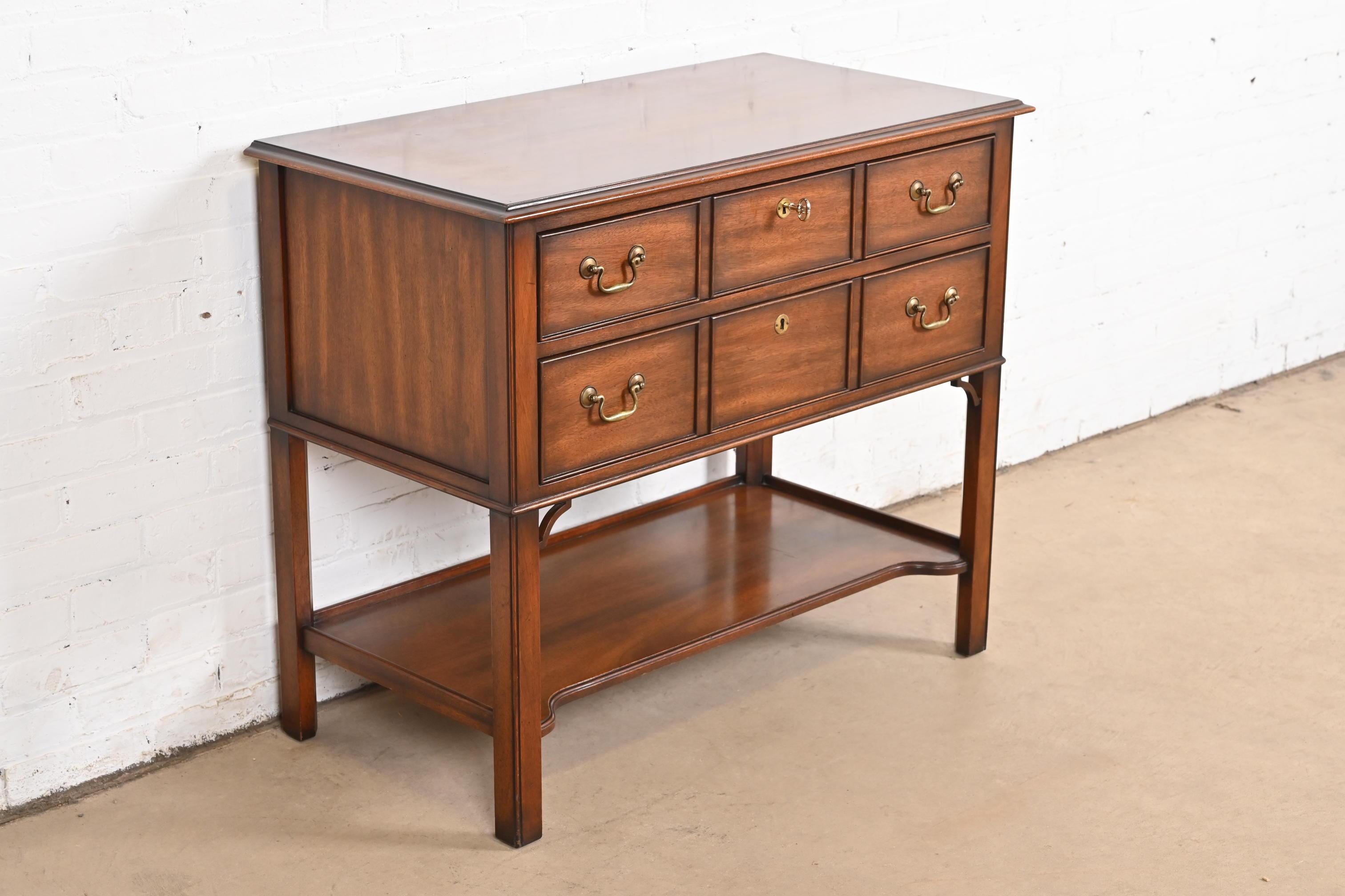 Kindel Furniture Buffet ou buffet en acajou de style géorgien Bon état - En vente à South Bend, IN