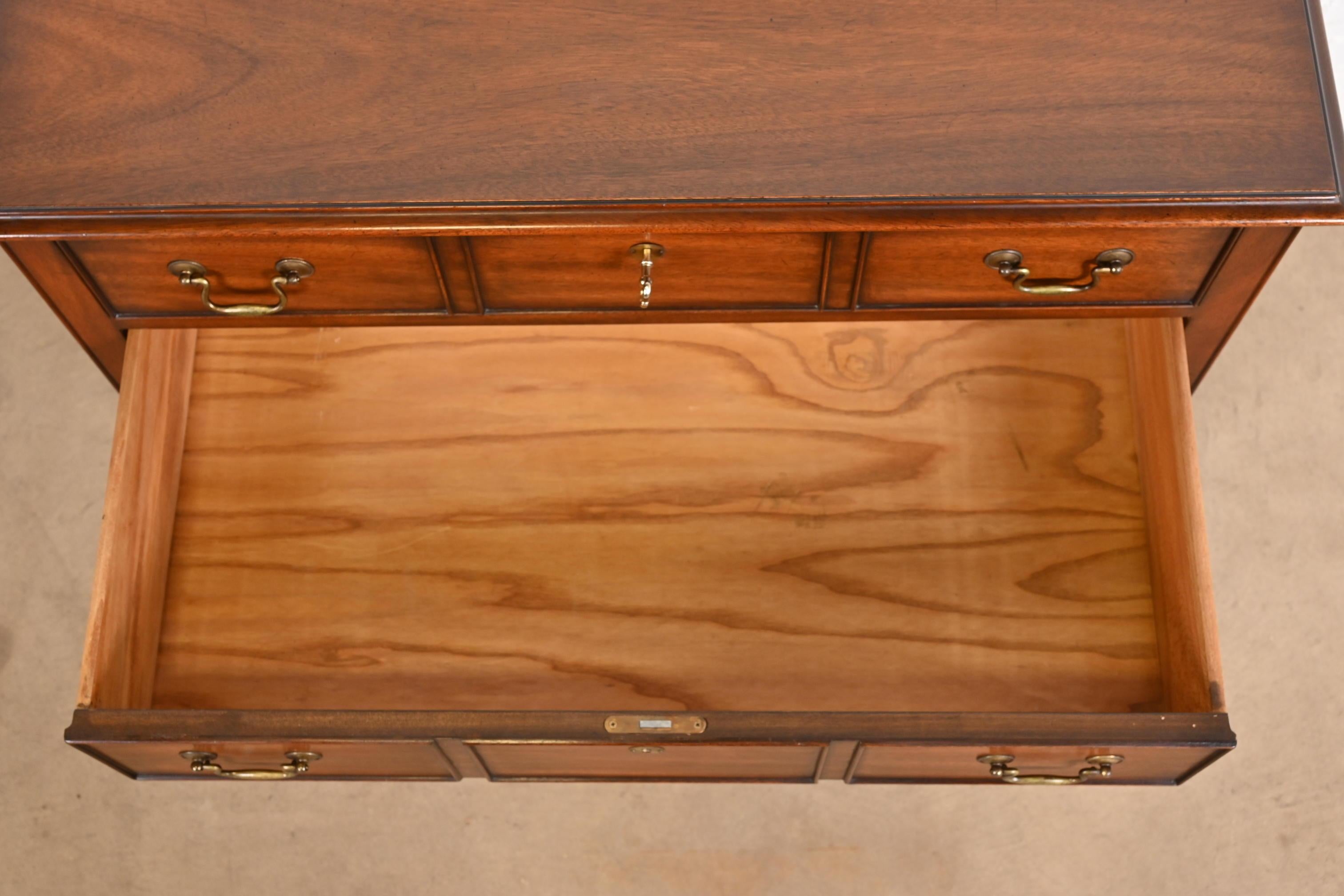 Laiton Kindel Furniture Buffet ou buffet en acajou de style géorgien en vente