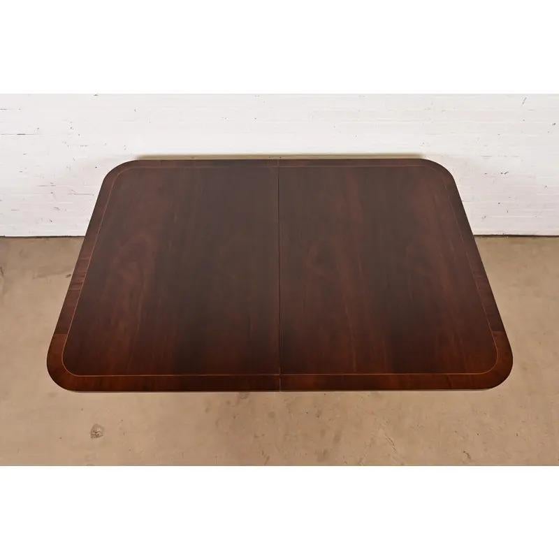 Tavolo da pranzo allungabile con piedistallo Georgian di Kindel Furniture, appena rifinito in vendita 3