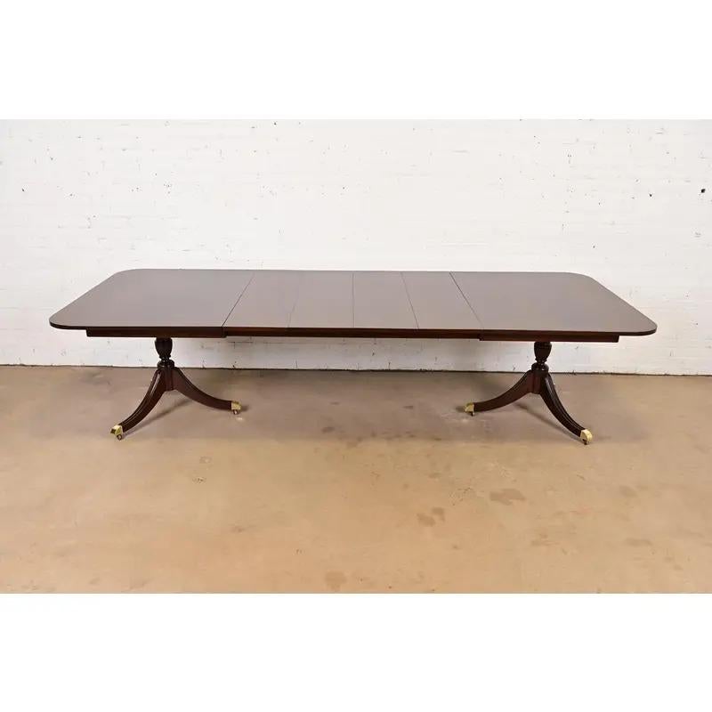 Georgiano Tavolo da pranzo allungabile con piedistallo Georgian di Kindel Furniture, appena rifinito in vendita