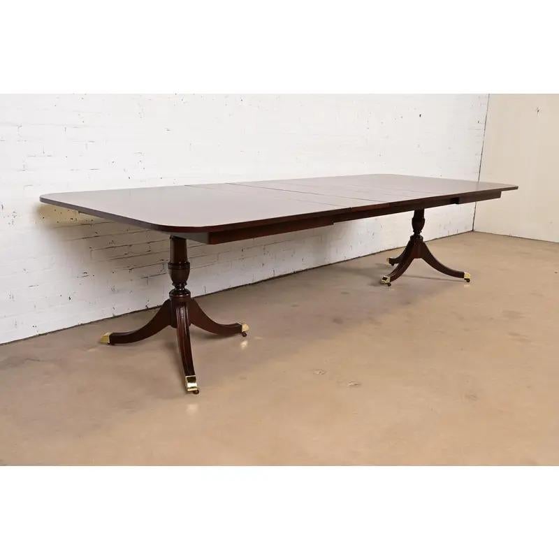 Tavolo da pranzo allungabile con piedistallo Georgian di Kindel Furniture, appena rifinito In condizioni buone in vendita a South Bend, IN