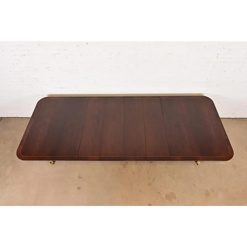 Fine XX secolo Tavolo da pranzo allungabile con piedistallo Georgian di Kindel Furniture, appena rifinito in vendita