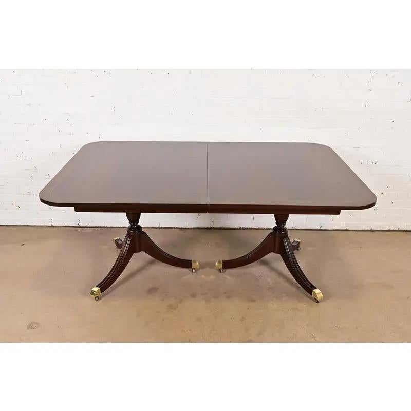 Tavolo da pranzo allungabile con piedistallo Georgian di Kindel Furniture, appena rifinito in vendita 1