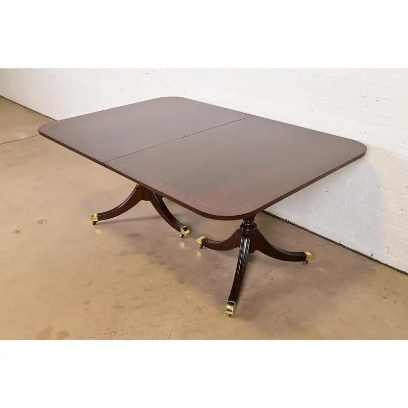 Tavolo da pranzo allungabile con piedistallo Georgian di Kindel Furniture, appena rifinito in vendita 2