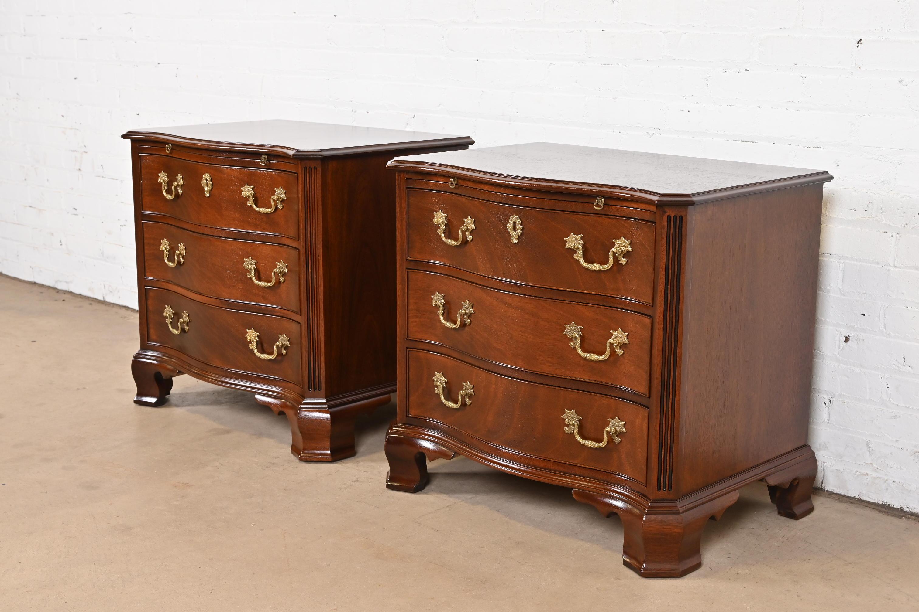 Kindel Furniture Georgian Solid Mahogany Serpentine Front Nightstands, Pair In Good Condition In South Bend, IN