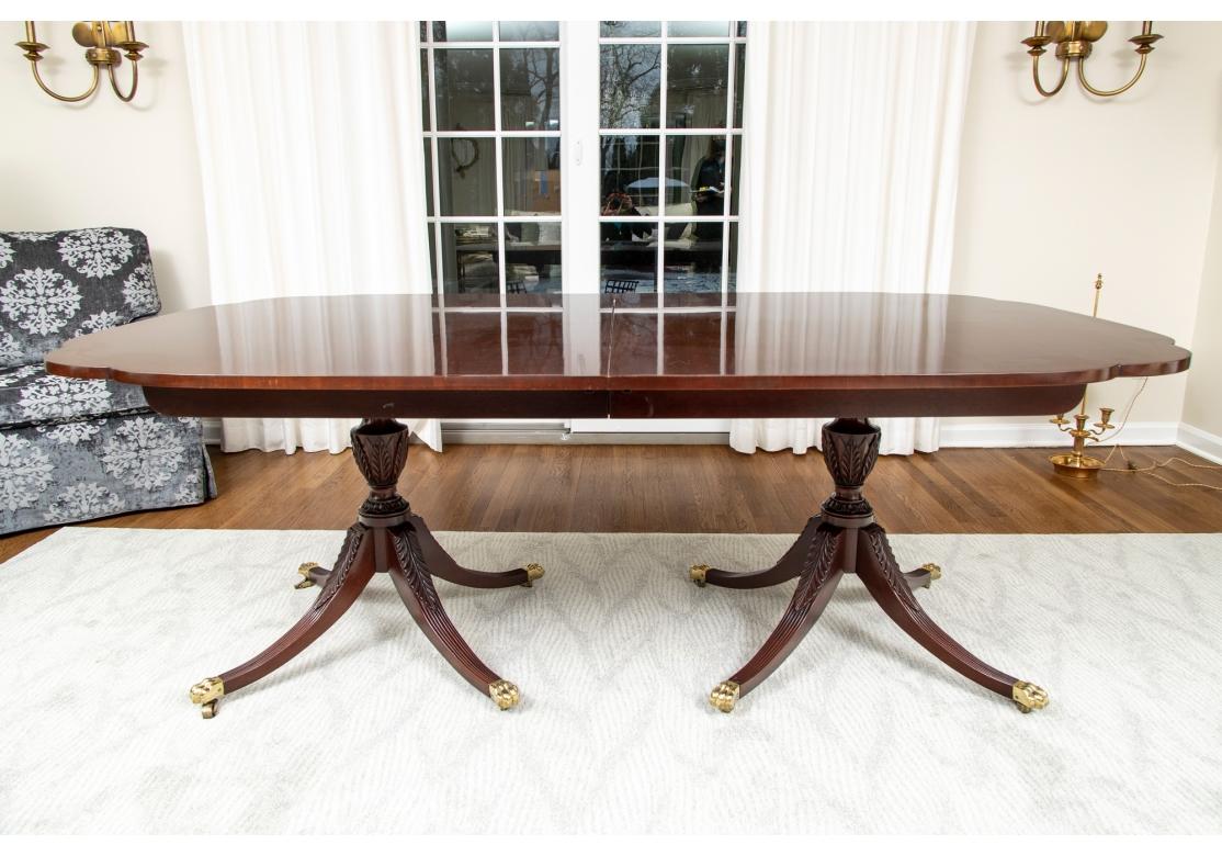 Kindel Furniture Esstisch aus Mahagoni im georgianischen Stil mit doppeltem Sockel im Angebot 1