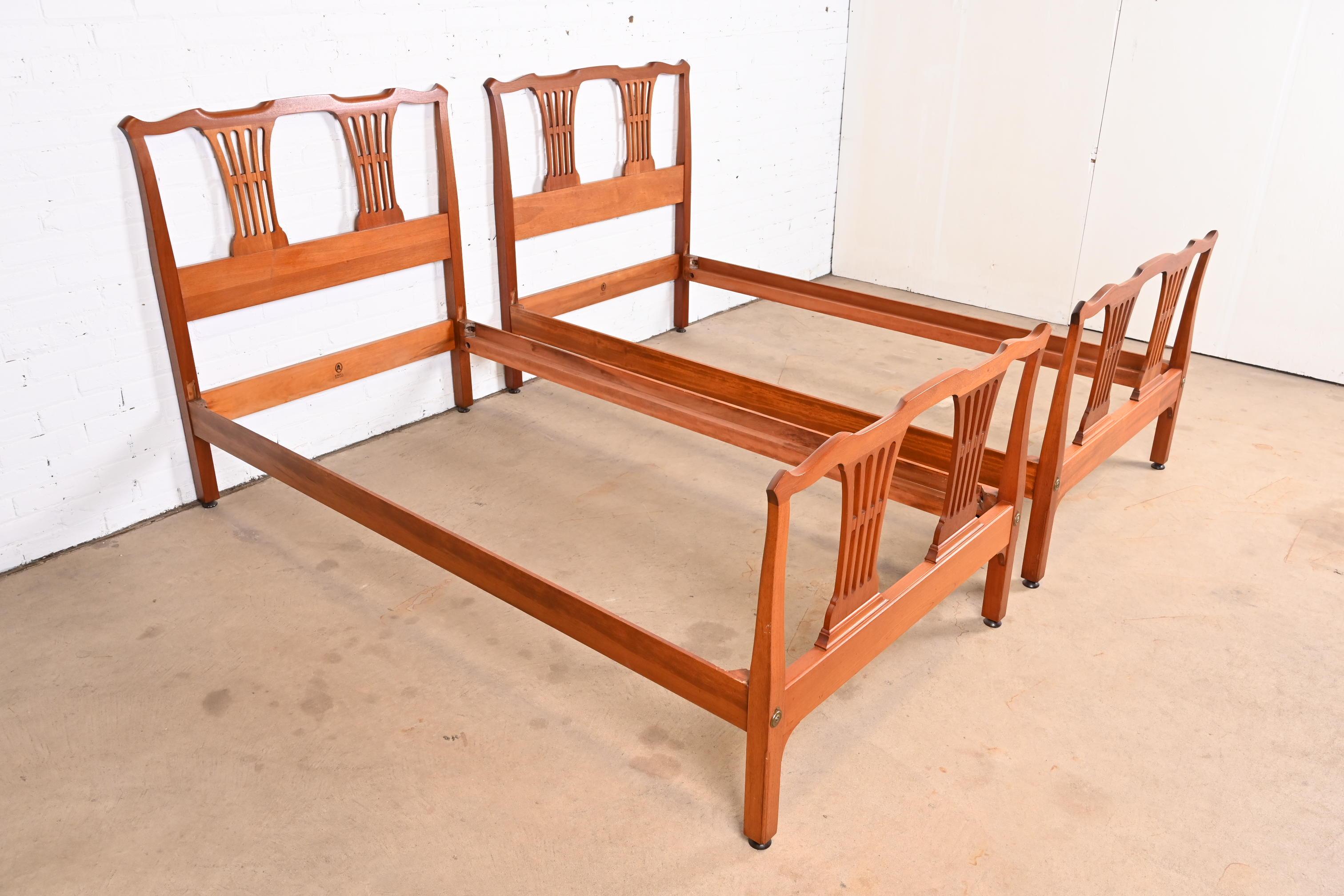 Kindel Furniture Hepplewhite Carved Mahogany Twin Beds, Pair In Good Condition In South Bend, IN