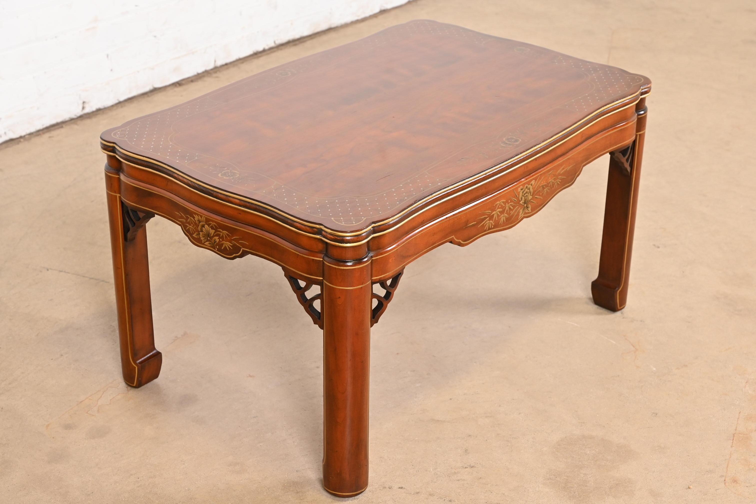 Fin du 20e siècle Kindel Furniture table basse Hollywood Regency Chinoiserie peinte en cerisier en vente