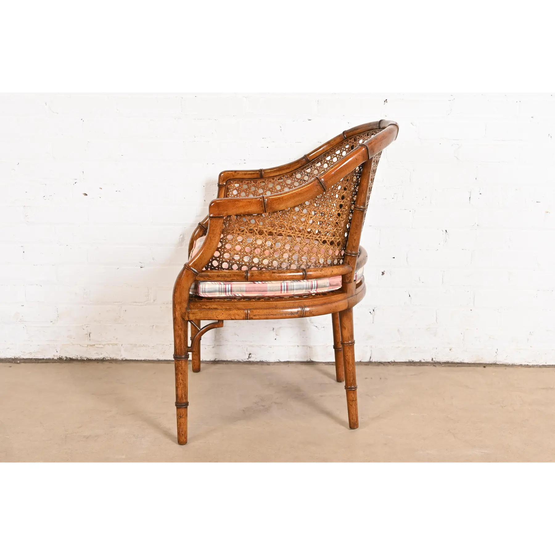 Kindel Furniture Hollywood Regency Silla club de bambú sintético y caña, circa 1970s en venta 3