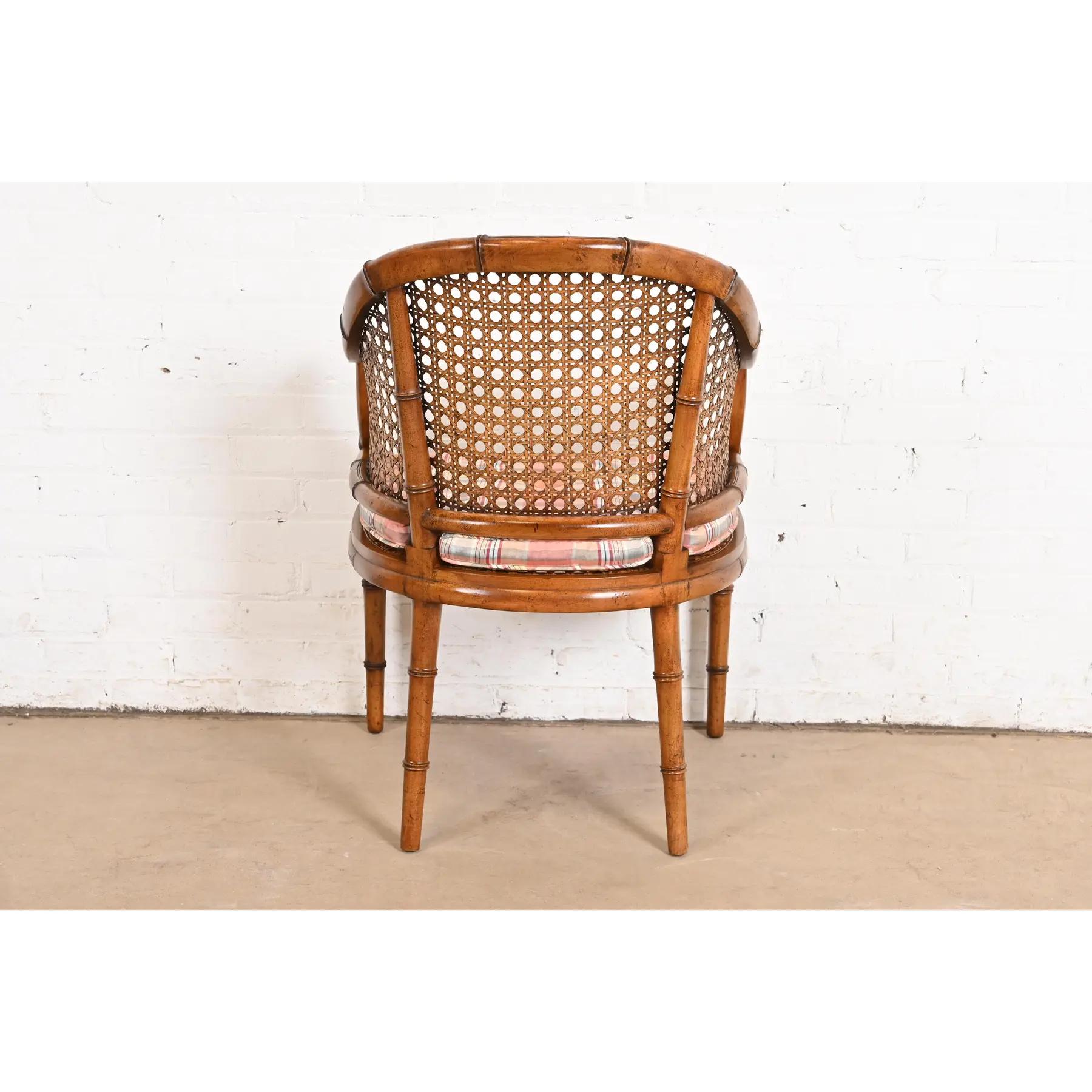 Kindel Furniture Hollywood Regency Silla club de bambú sintético y caña, circa 1970s en venta 4