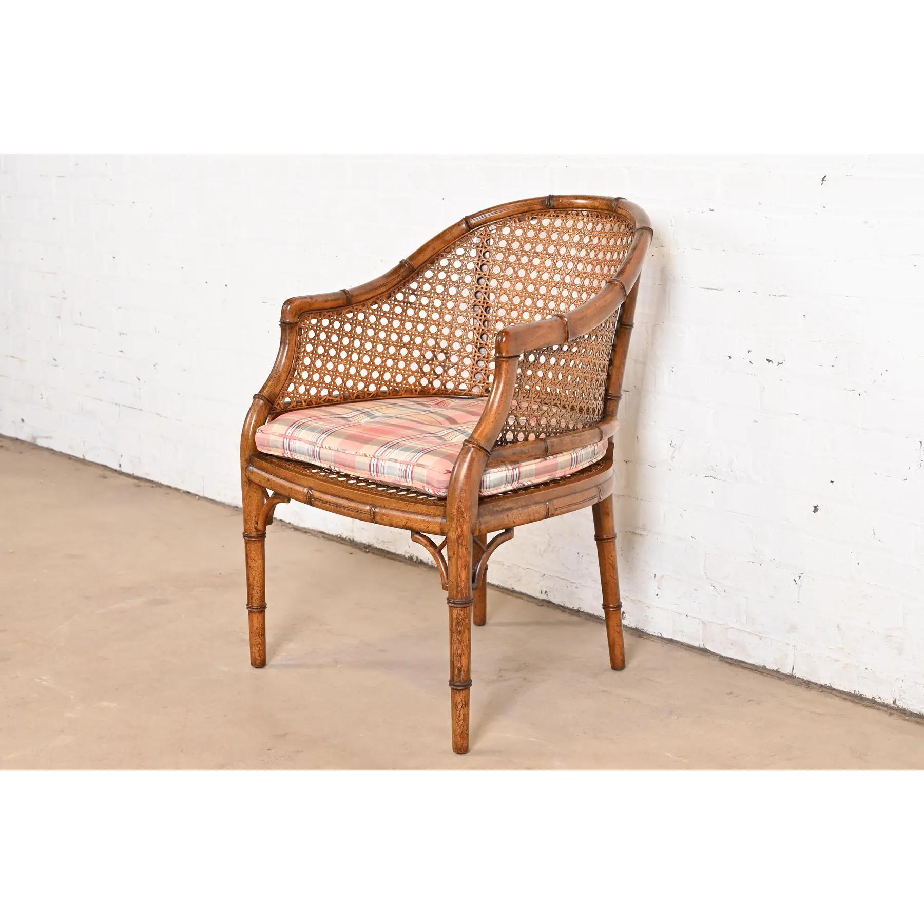 Kindel Furniture Hollywood Regency Silla club de bambú sintético y caña, circa 1970s Moderno de mediados de siglo en venta