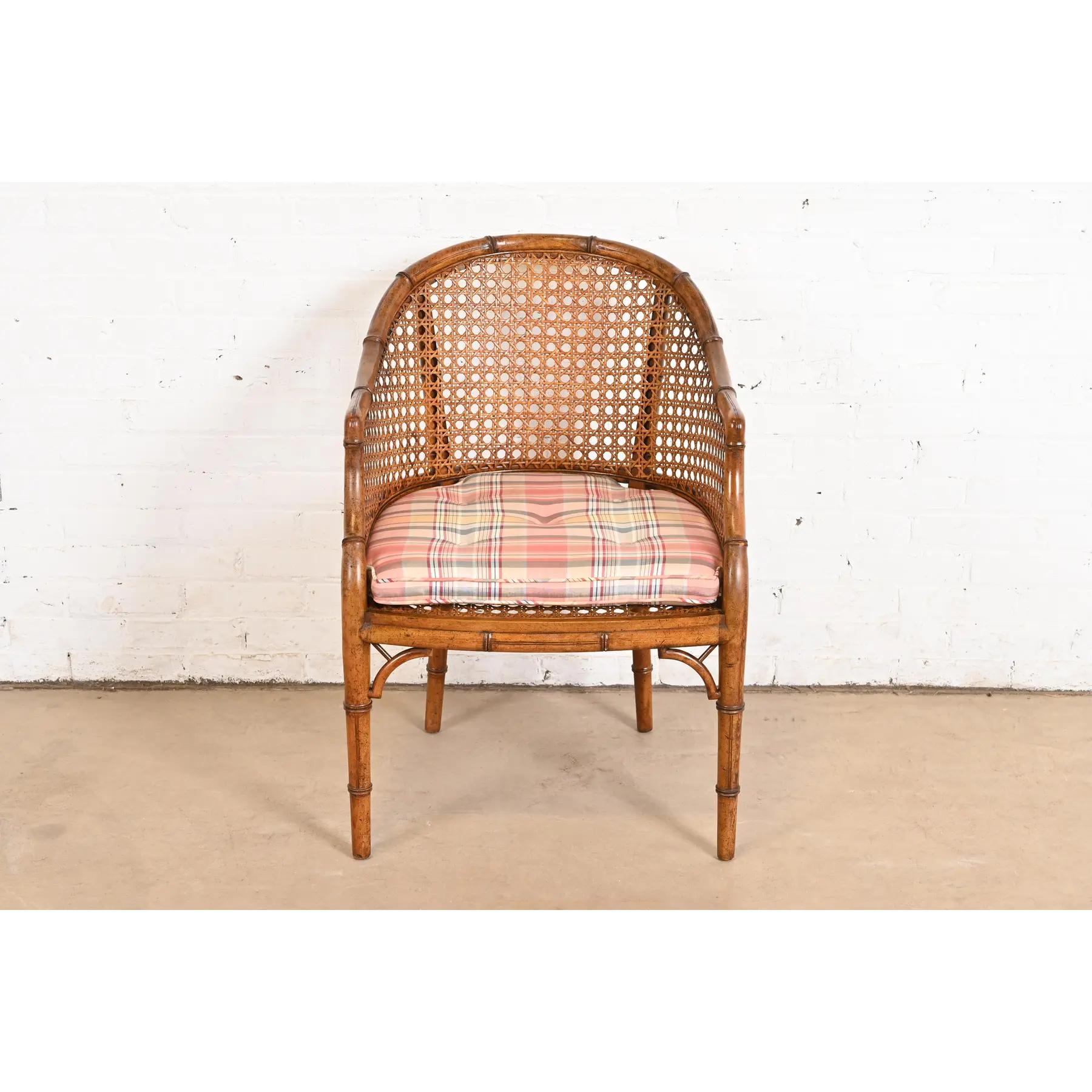 Kindel Furniture Hollywood Regency Silla club de bambú sintético y caña, circa 1970s en Bueno estado para la venta en South Bend, IN