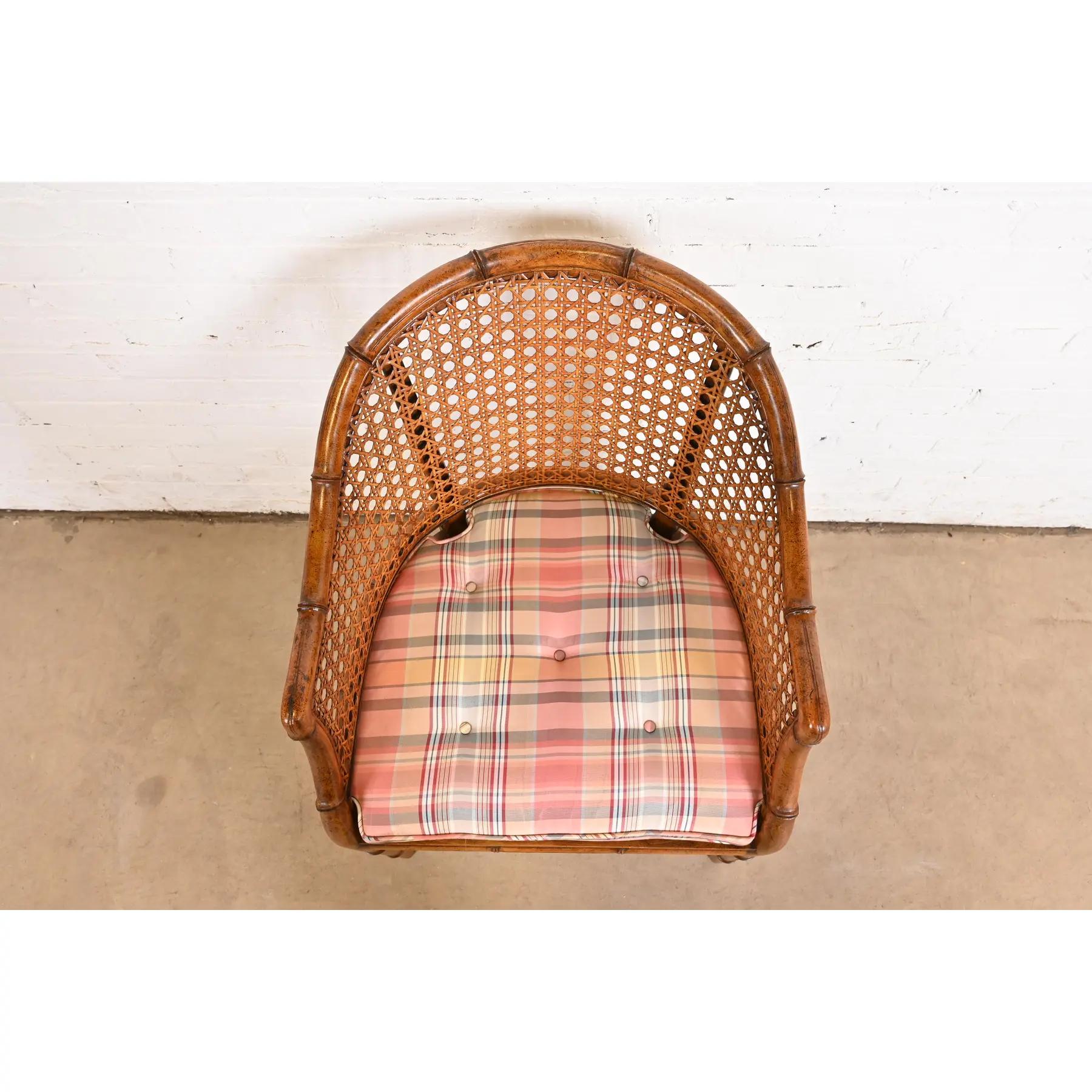 Kindel Furniture Hollywood Regency Silla club de bambú sintético y caña, circa 1970s finales del siglo XX en venta