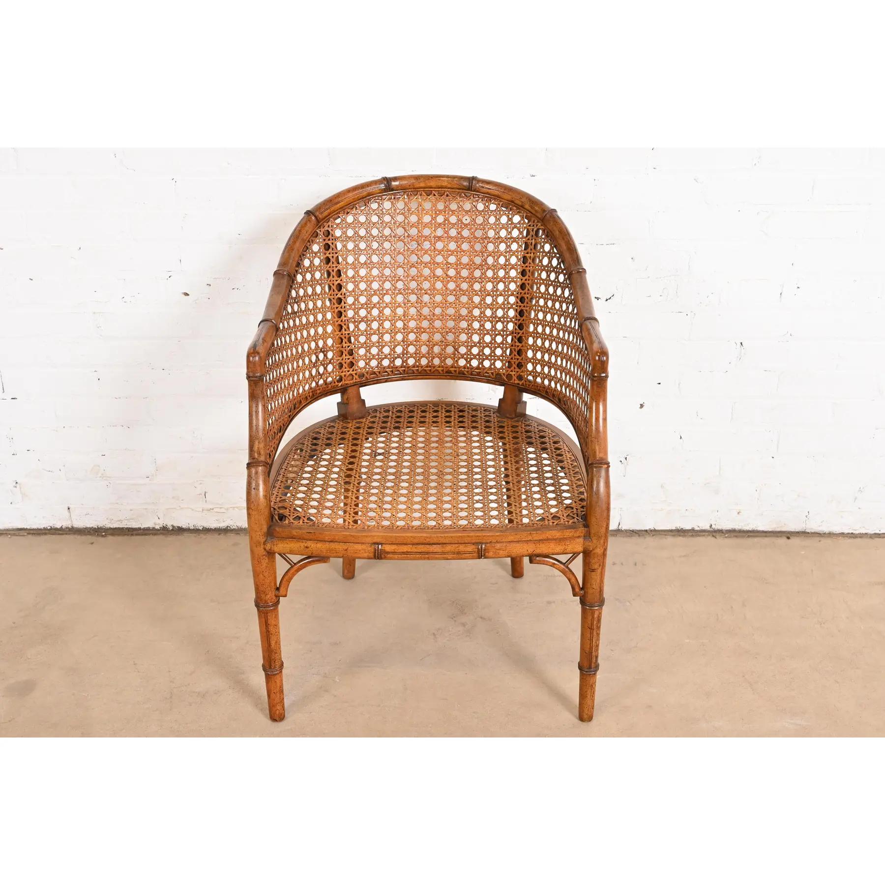 Kindel Furniture Hollywood Regency Silla club de bambú sintético y caña, circa 1970s Tapicería en venta