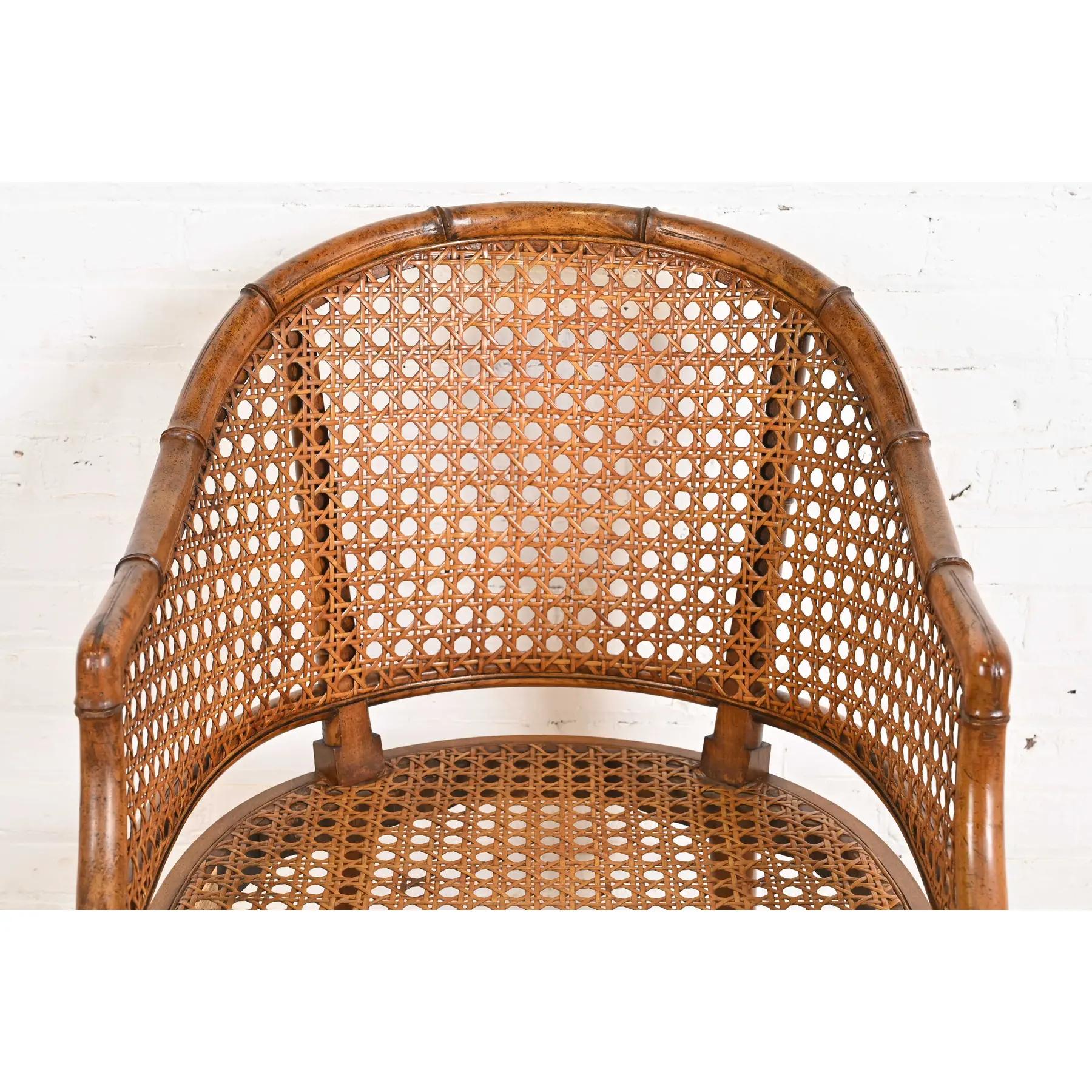 Kindel Furniture Hollywood Regency Silla club de bambú sintético y caña, circa 1970s en venta 1