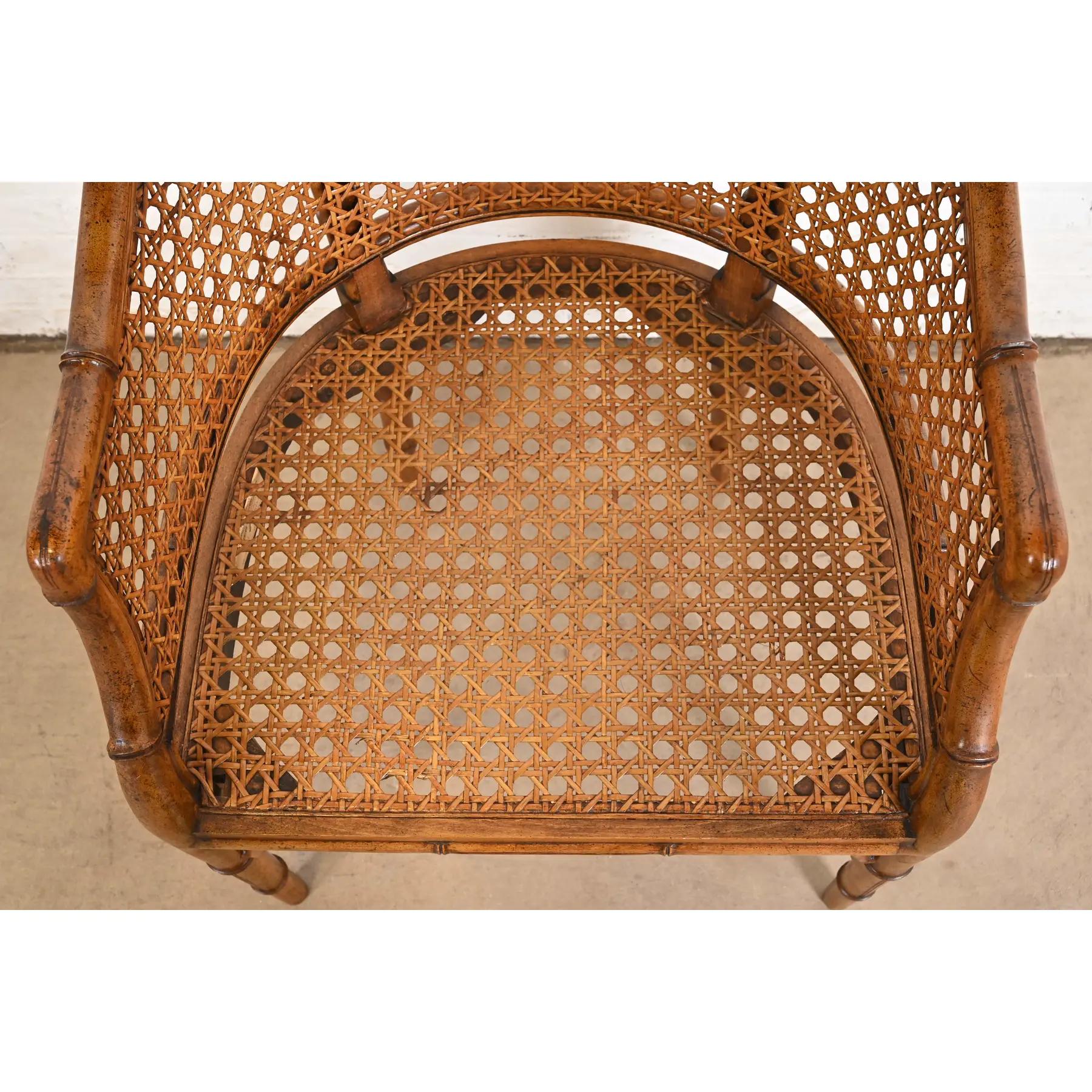 Kindel Furniture Hollywood Regency Silla club de bambú sintético y caña, circa 1970s en venta 2