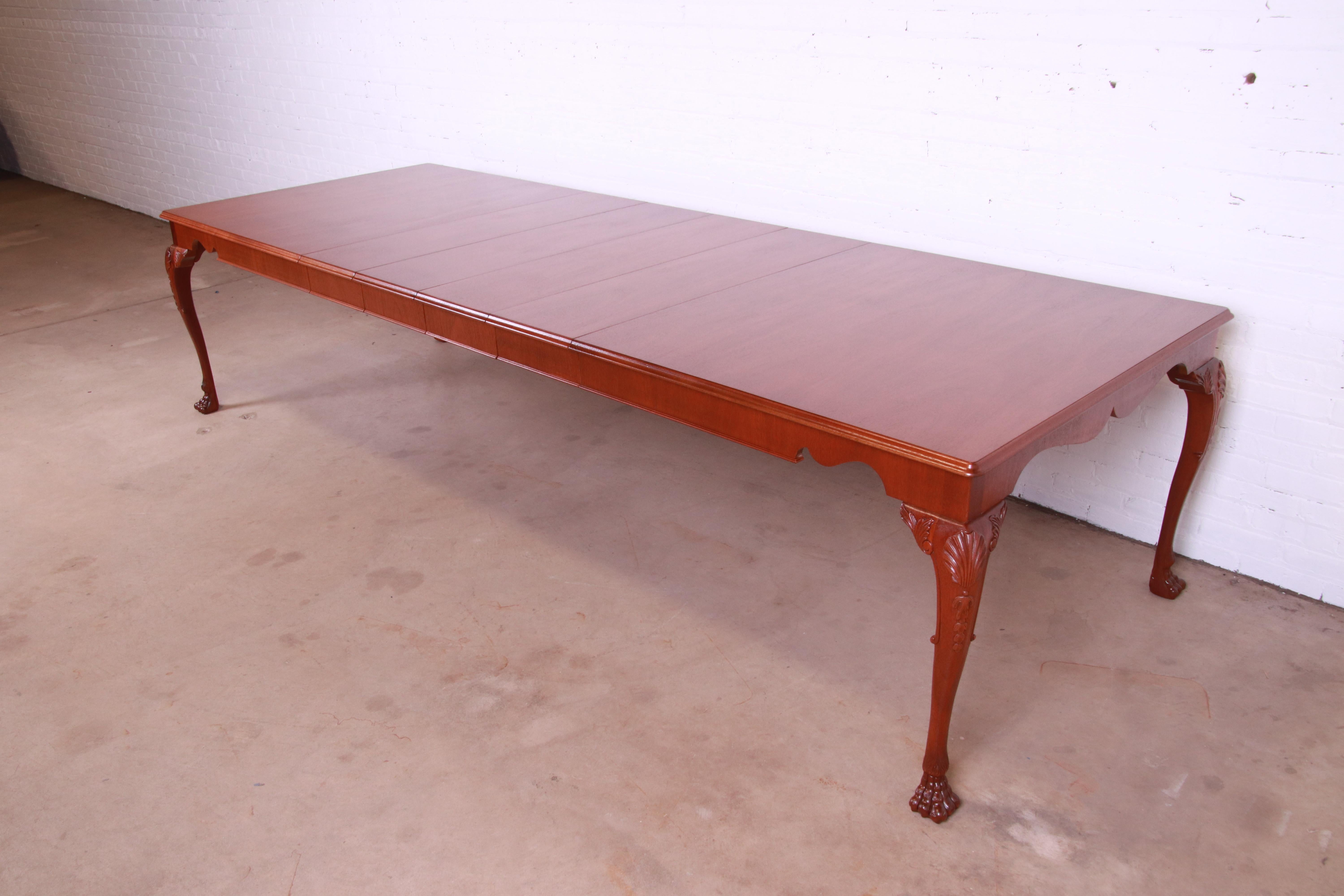A gorgeous Irish Georgian style extension dining table

By Kindel Furniture

USA, 1980s

Book-matched mahogany top, with carved mahogany legs and hairy paw feet.

Measures: 79.5