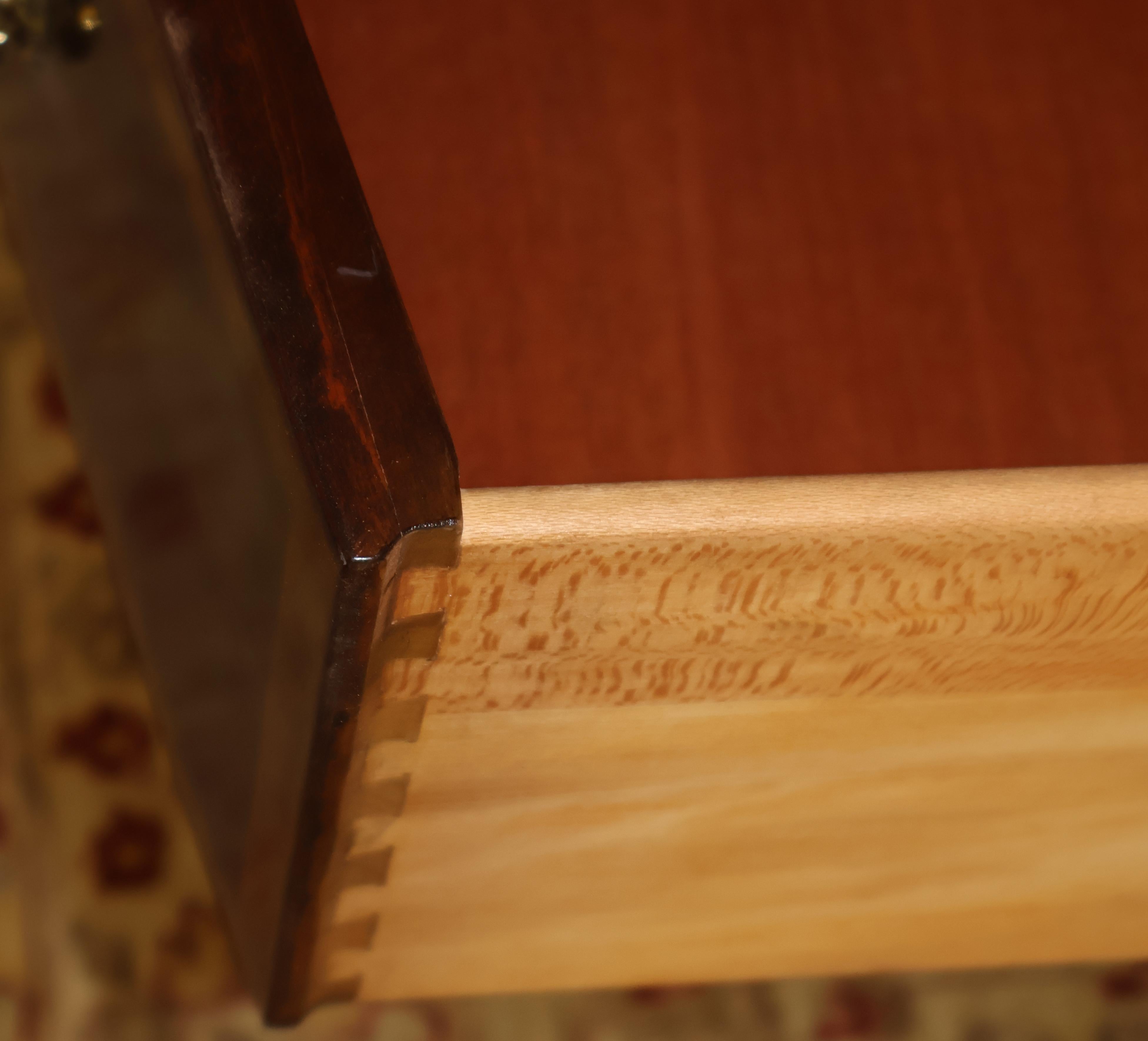 Kindel Furniture Buffet buffet en acajou et bois satiné en vente 4