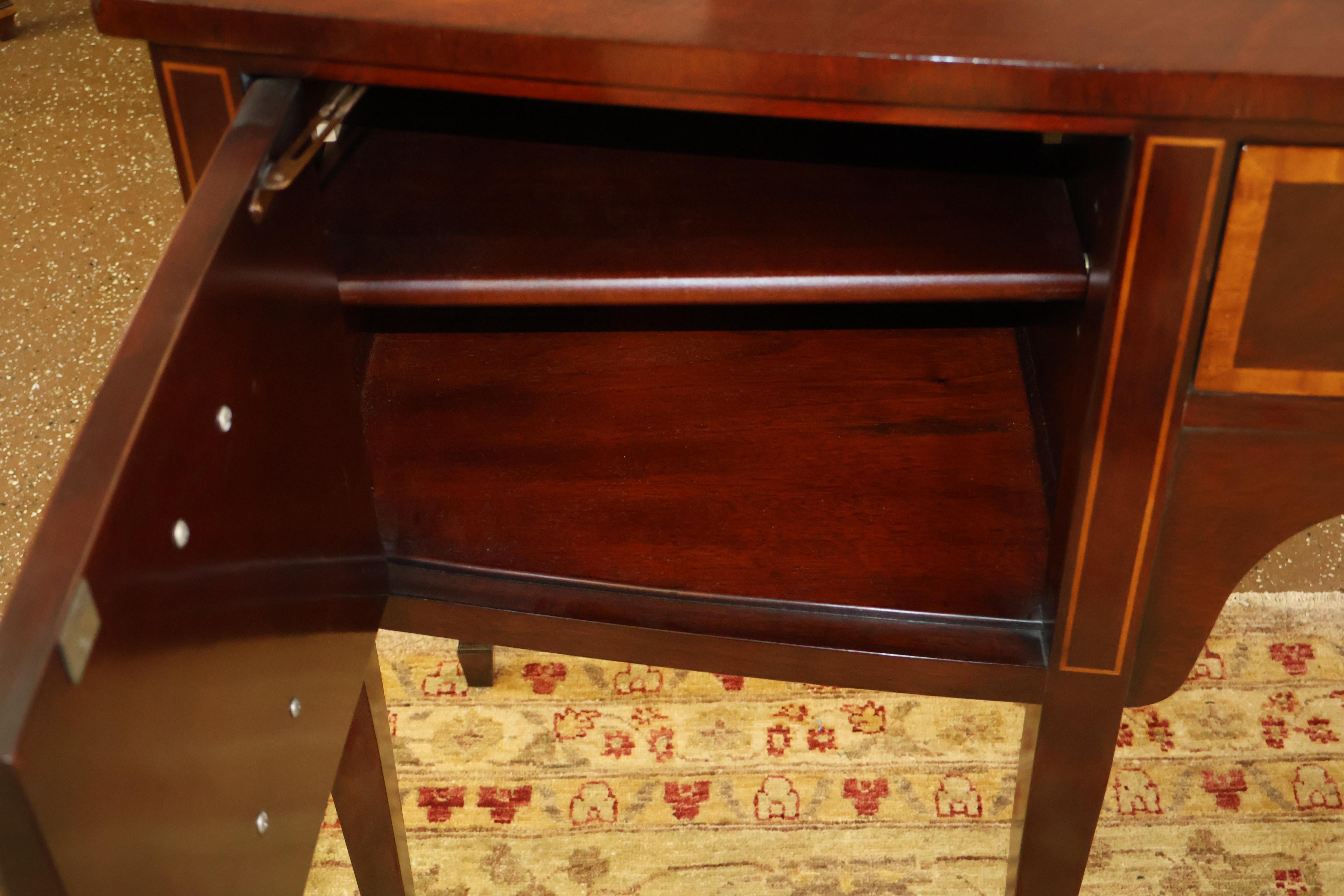 Kindel Furniture Buffet buffet en acajou et bois satiné en vente 5