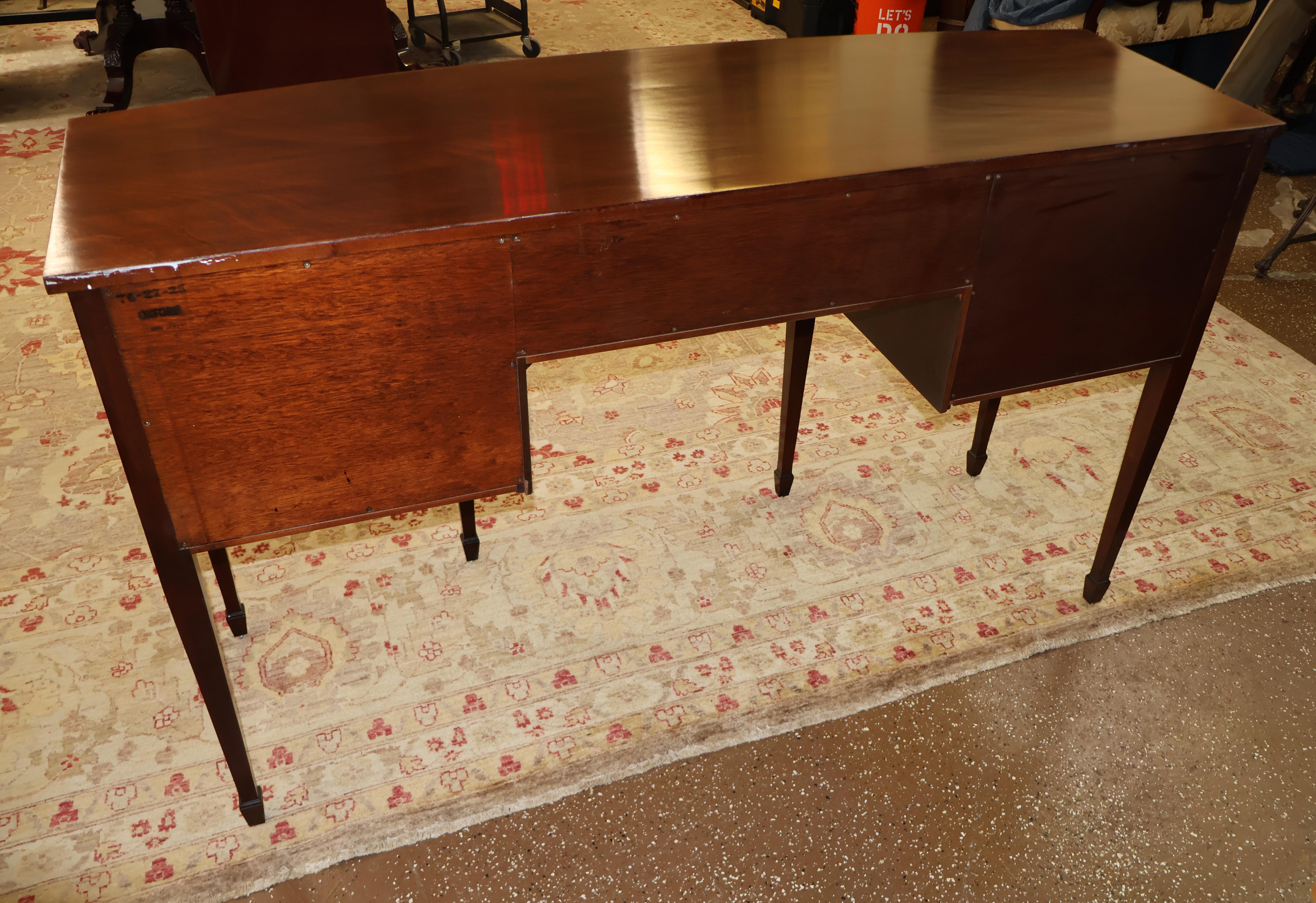 Kindel Furniture Buffet buffet en acajou et bois satiné en vente 7