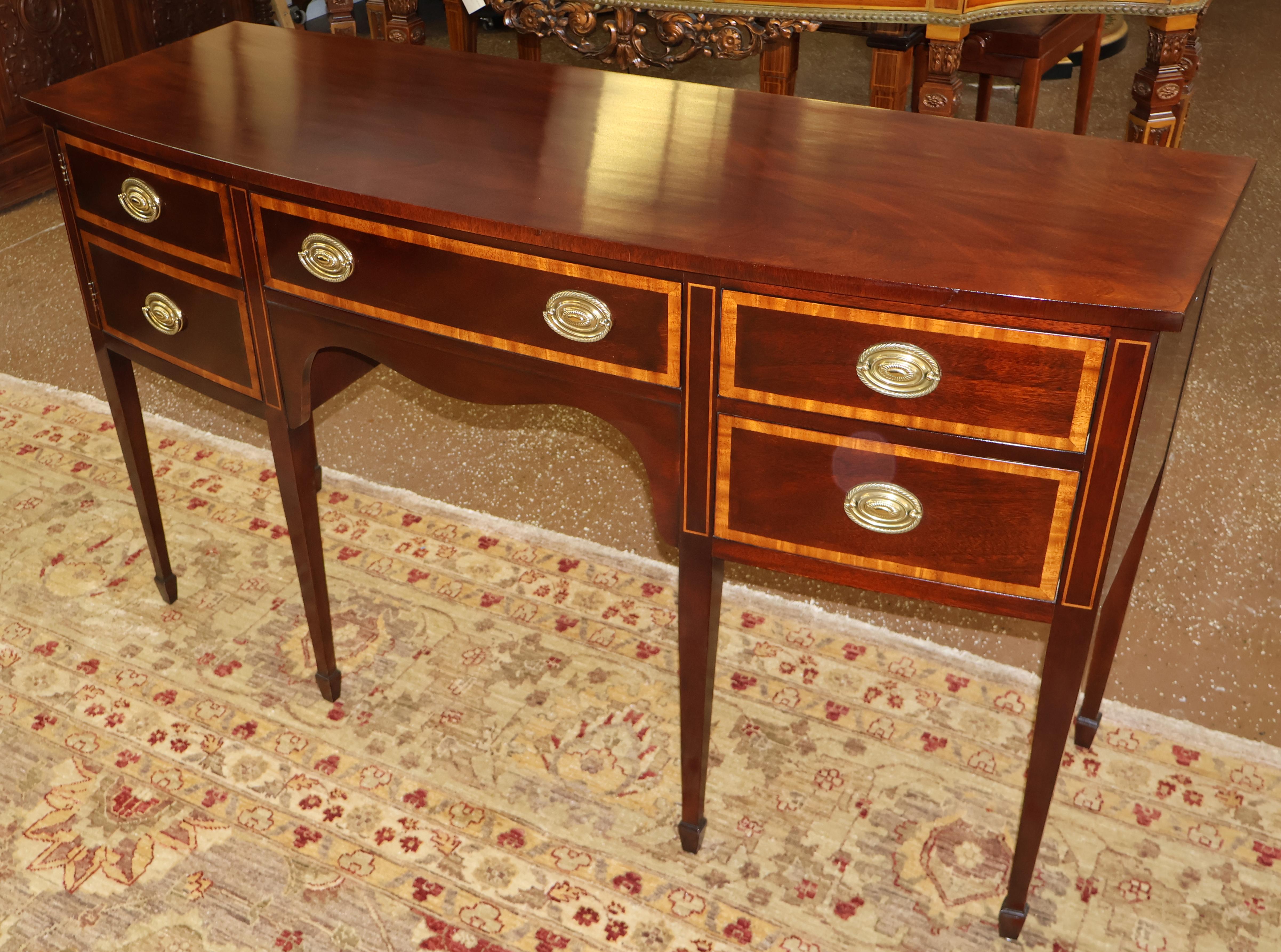 Regency Kindel Furniture Buffet buffet en acajou et bois satiné en vente