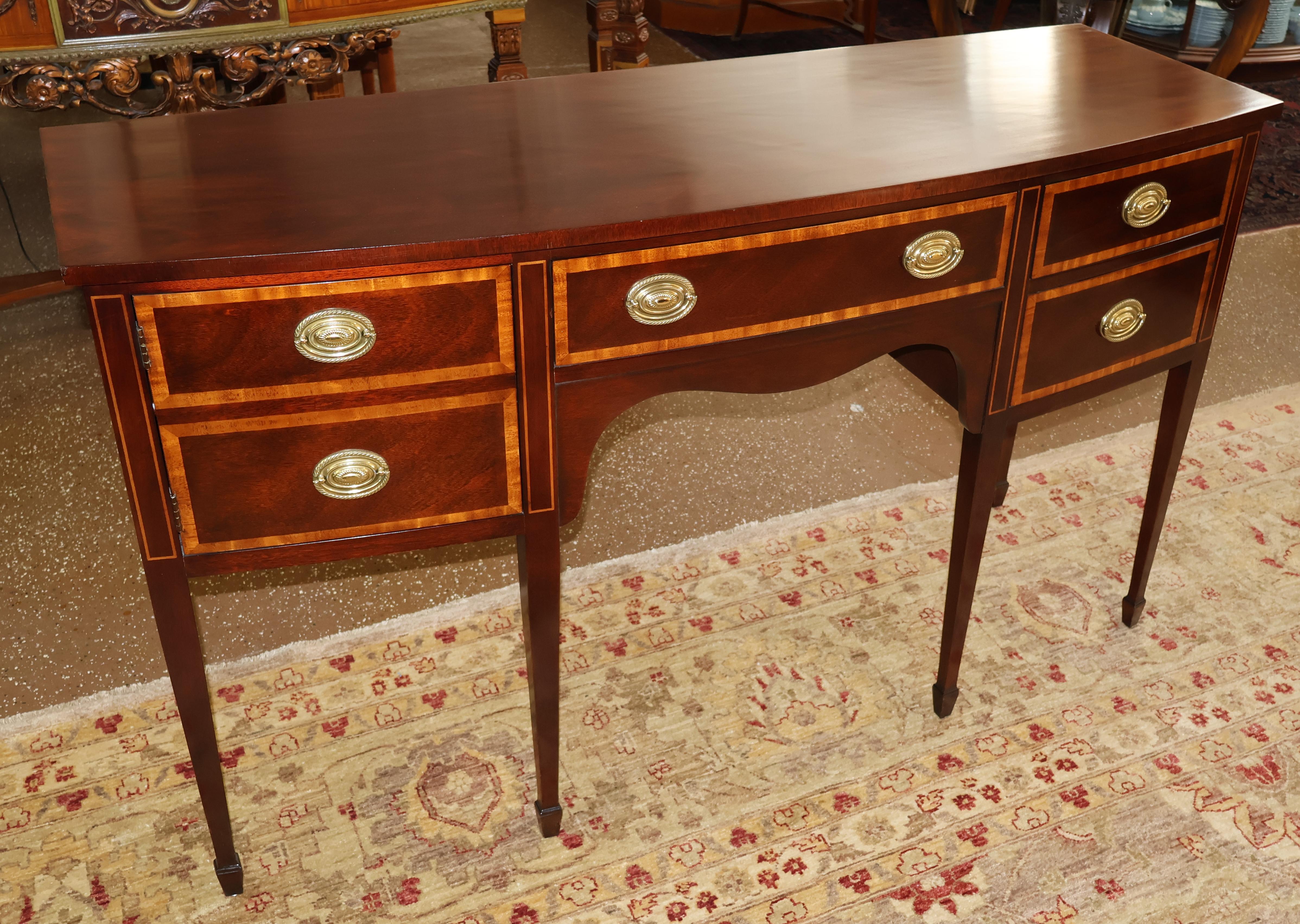 Américain Kindel Furniture Buffet buffet en acajou et bois satiné en vente