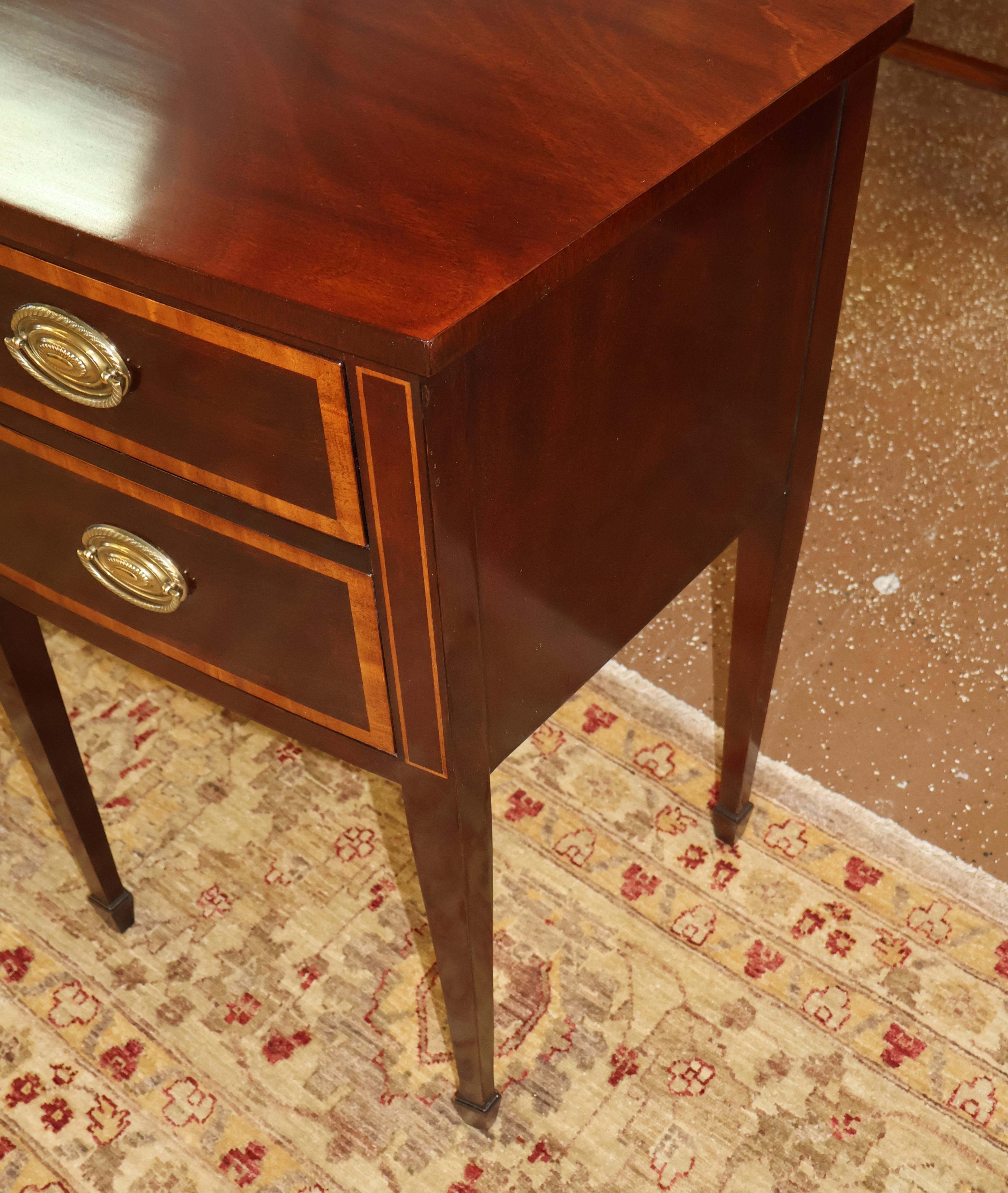 Fin du 20e siècle Kindel Furniture Buffet buffet en acajou et bois satiné en vente
