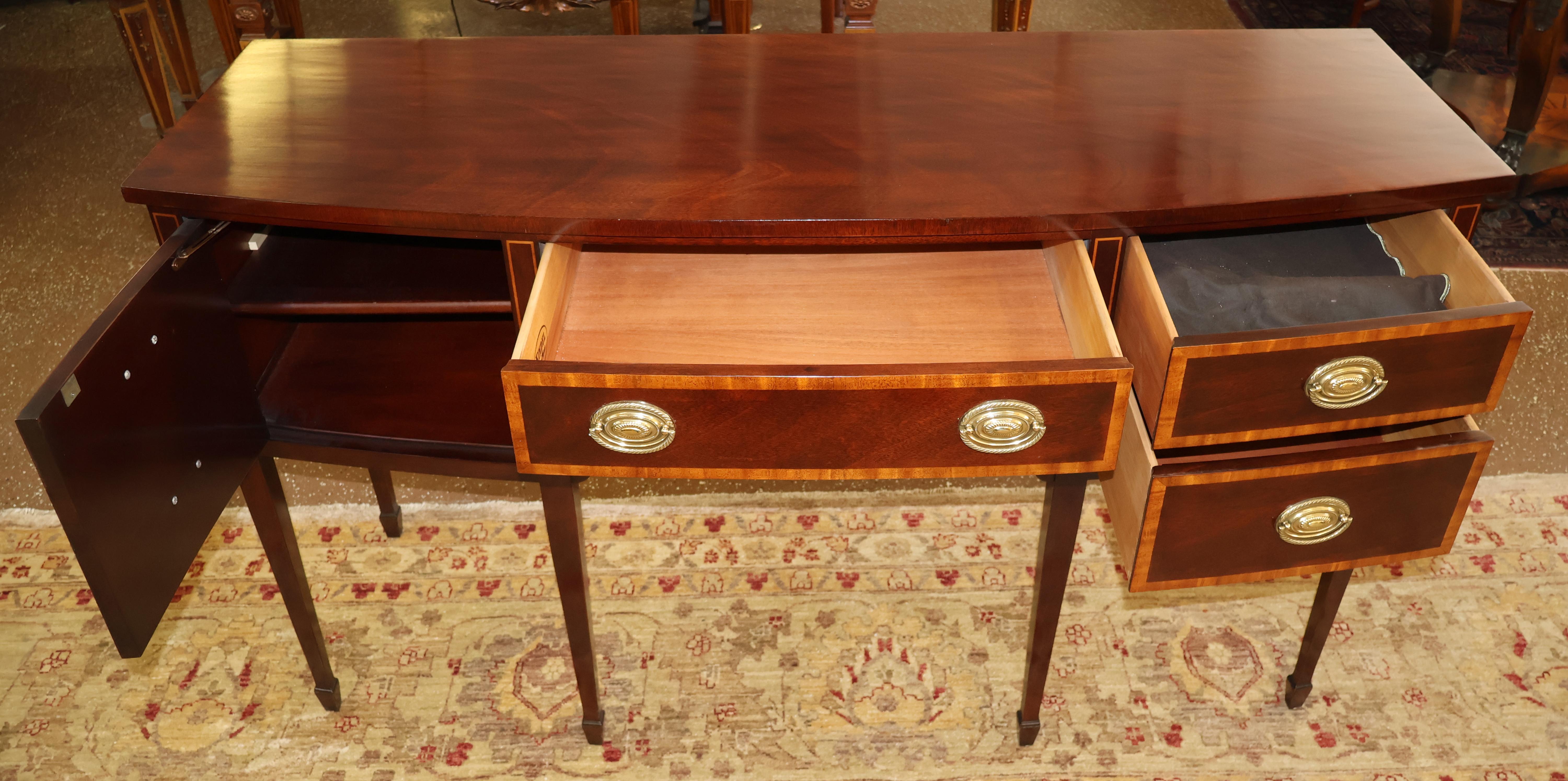 Acajou Kindel Furniture Buffet buffet en acajou et bois satiné en vente