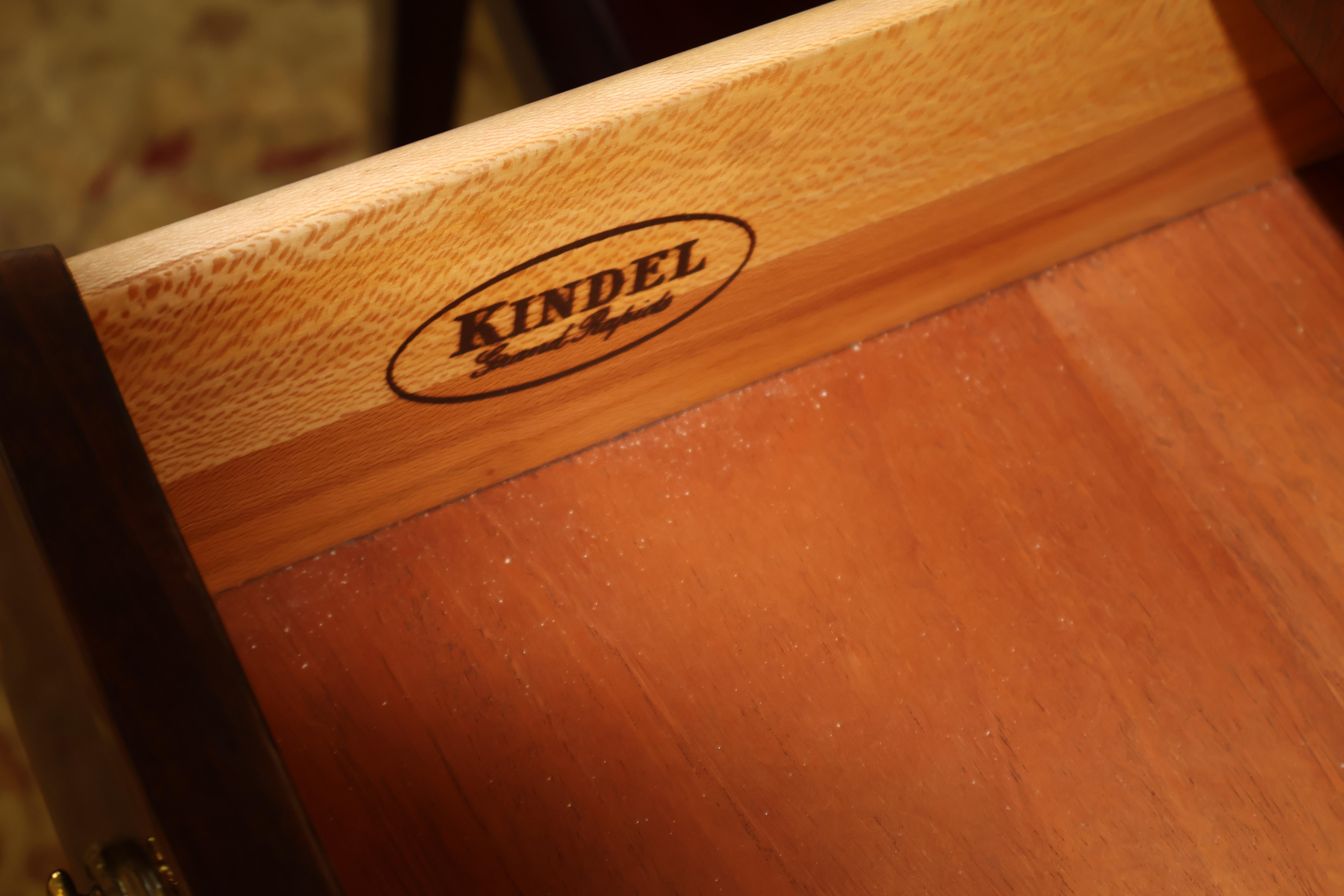 Kindel Furniture Buffet buffet en acajou et bois satiné en vente 1