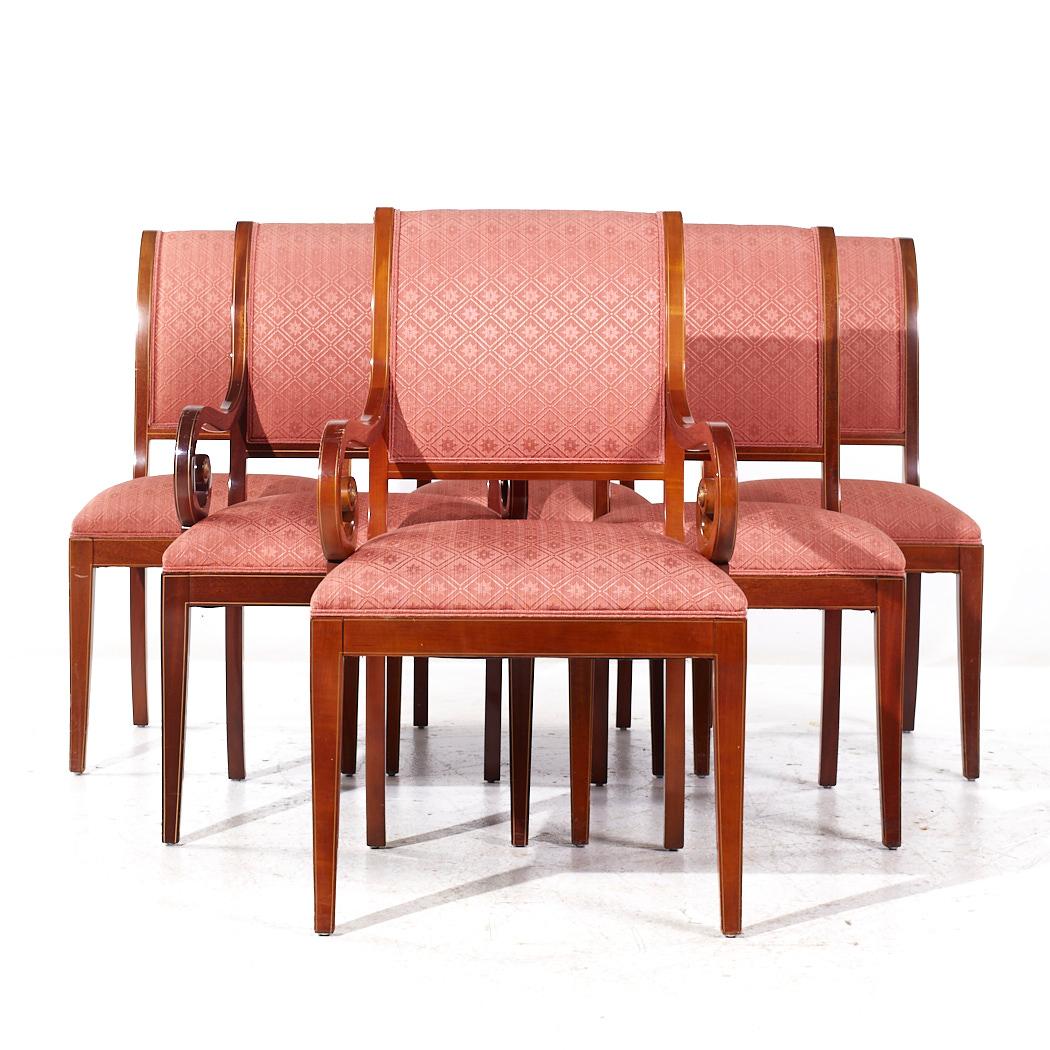Kindel Furniture Mahagoni-Esszimmerstühle mit Schlittenrückenlehne - 6er-Set

Jeder armlose Stuhl misst: 20 breit x 26 tief x 38,5 hoch, mit einer Sitzhöhe von 20 Zoll
Jeder Kapitänsstuhl misst: 22,5 breit x 26 tief x 38,5 hoch, mit einer Sitzhöhe