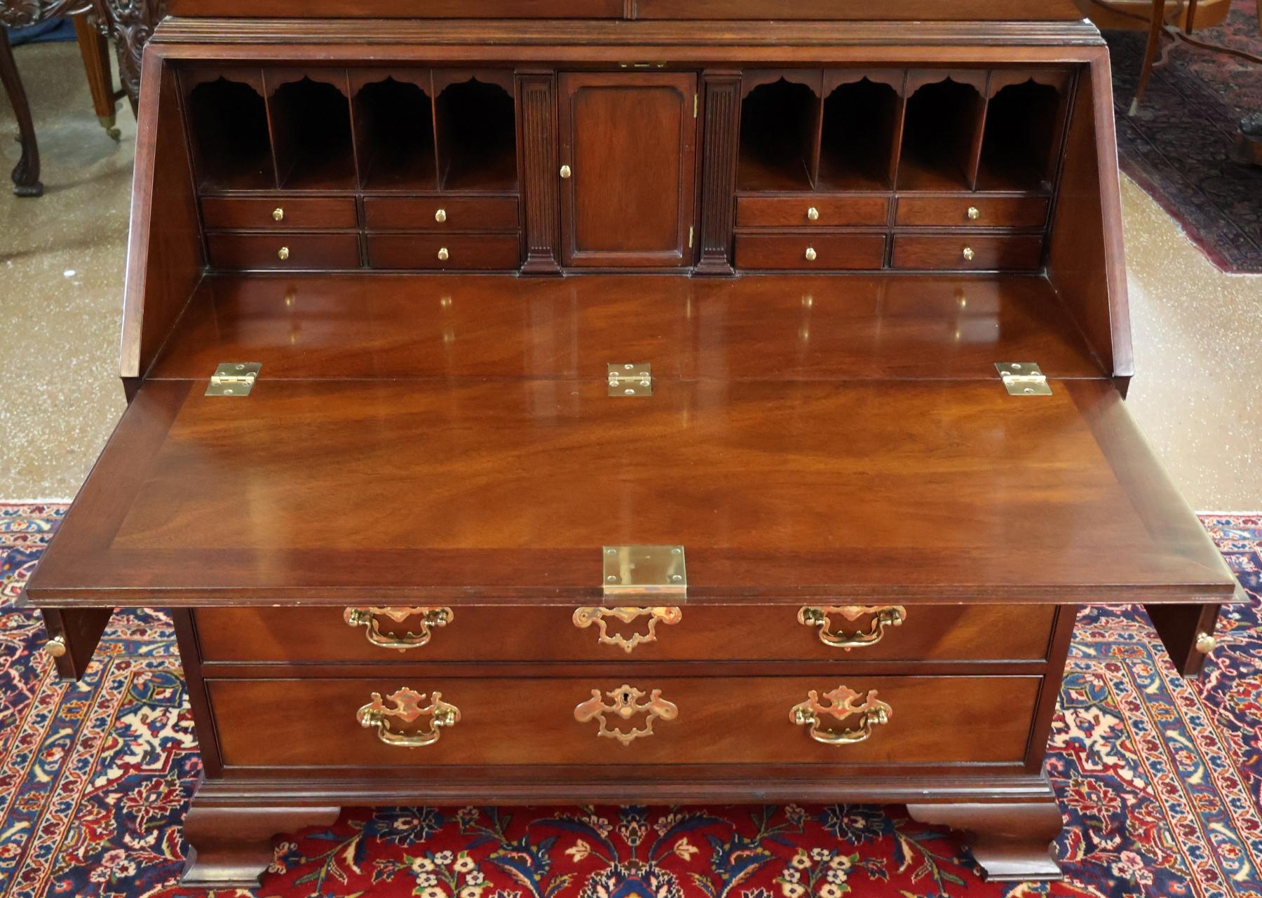 Kindel Furniture National Trust Collection'S Scrivania in mogano intagliato in vendita 3