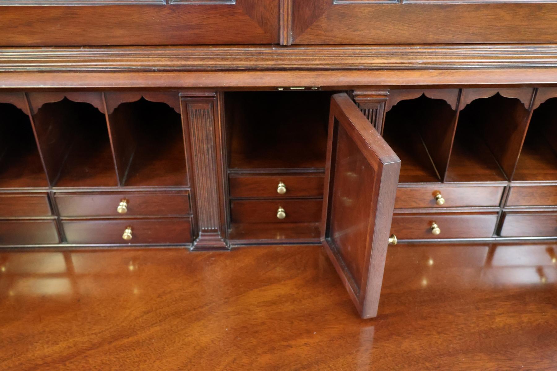 Kindel Furniture National Trust Collection'S Scrivania in mogano intagliato in vendita 5