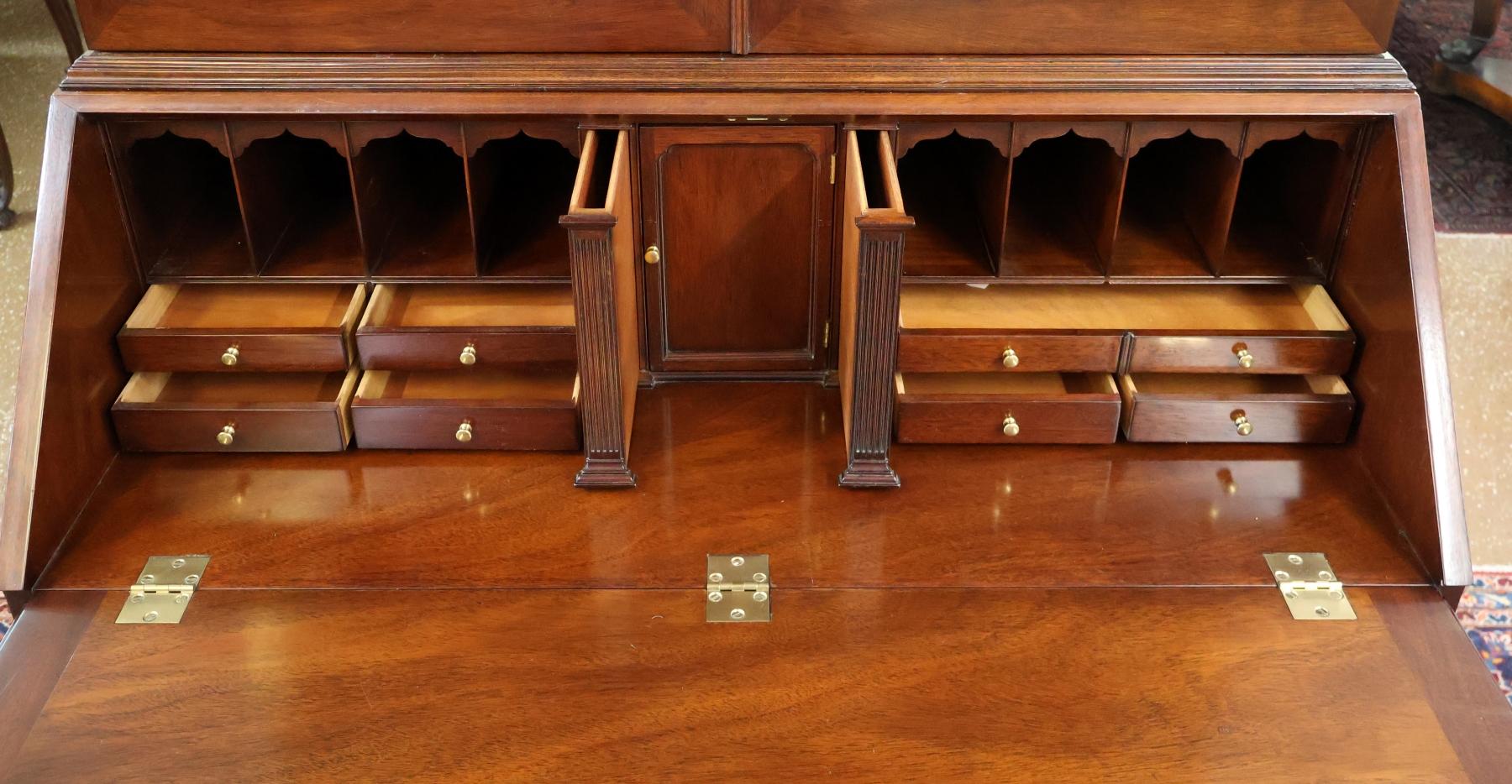 Kindel Furniture National Trust Collection'S Scrivania in mogano intagliato in vendita 6