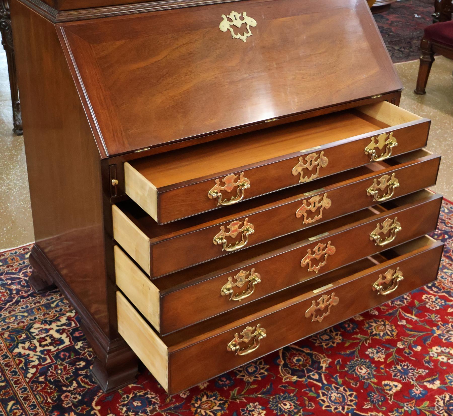 Kindel Furniture National Trust Collection'S Scrivania in mogano intagliato in vendita 7