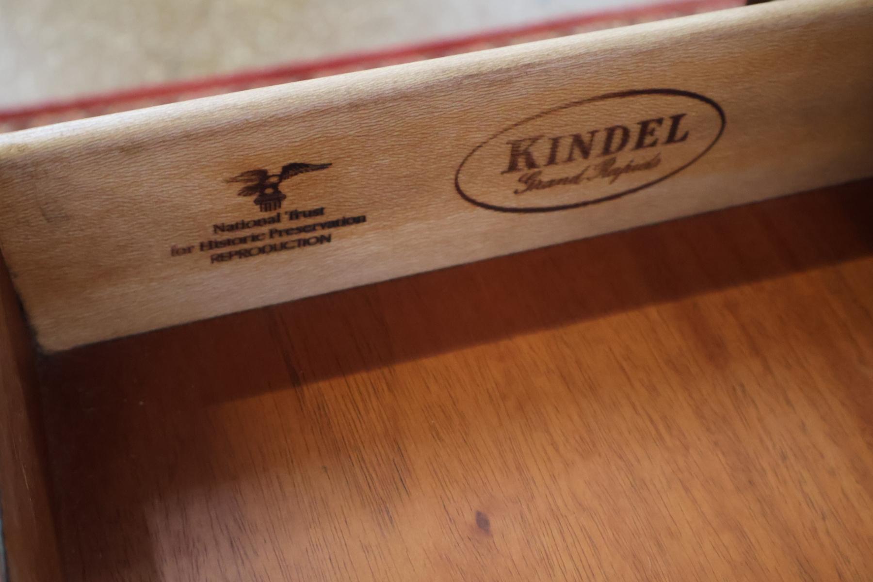 Kindel Furniture National Trust Collection'S Scrivania in mogano intagliato in vendita 8