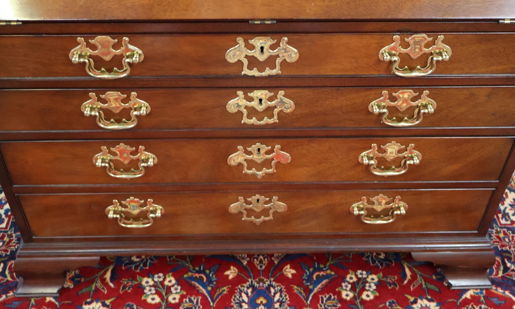 Kindel Furniture National Trust Collection'S Scrivania in mogano intagliato in vendita 10