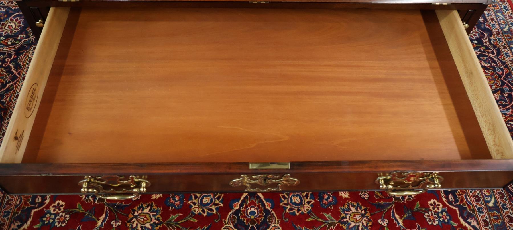 Kindel Furniture National Trust Collection'S Scrivania in mogano intagliato in vendita 11