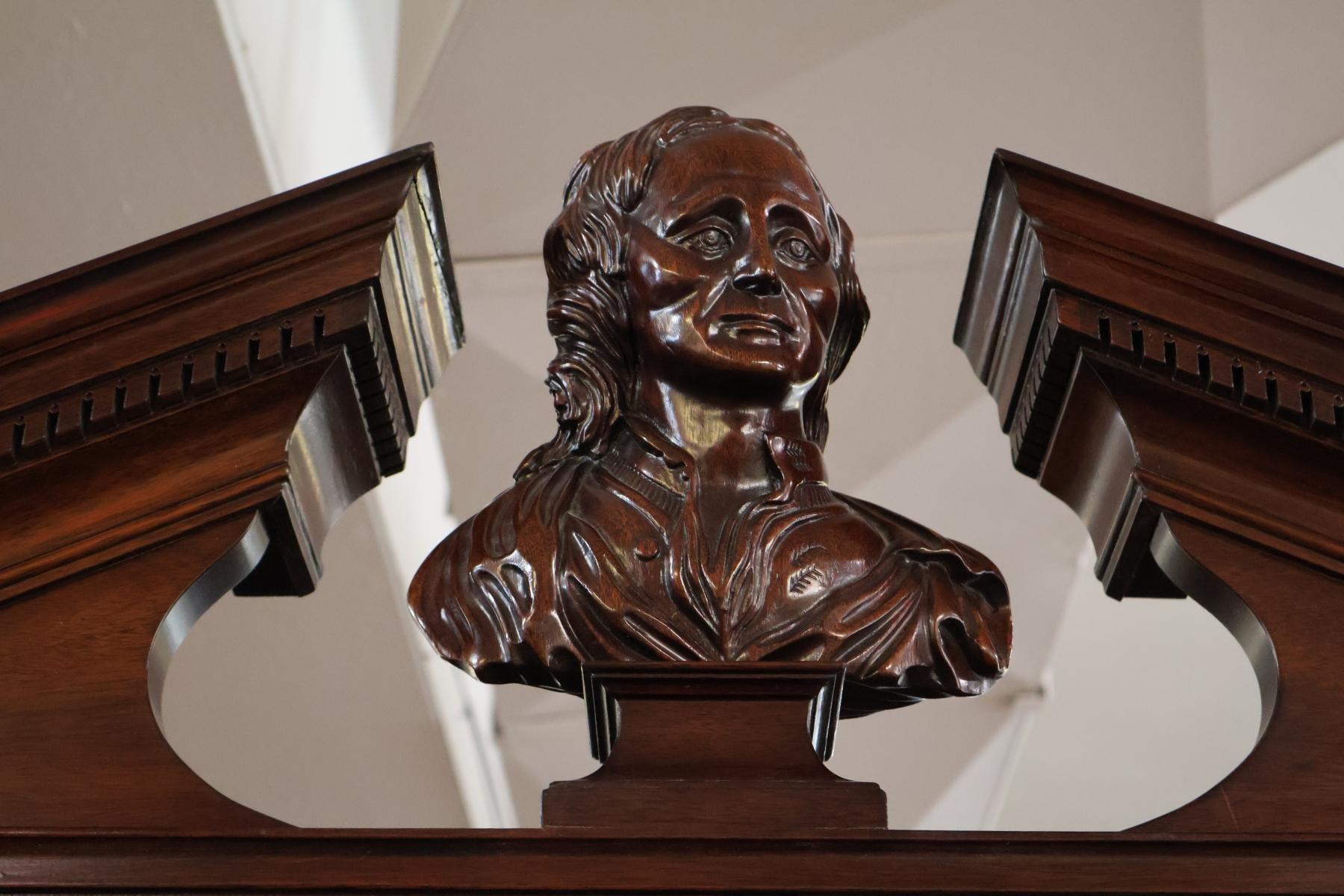 Kindel Furniture National Trust Collection'S Scrivania in mogano intagliato in vendita 12