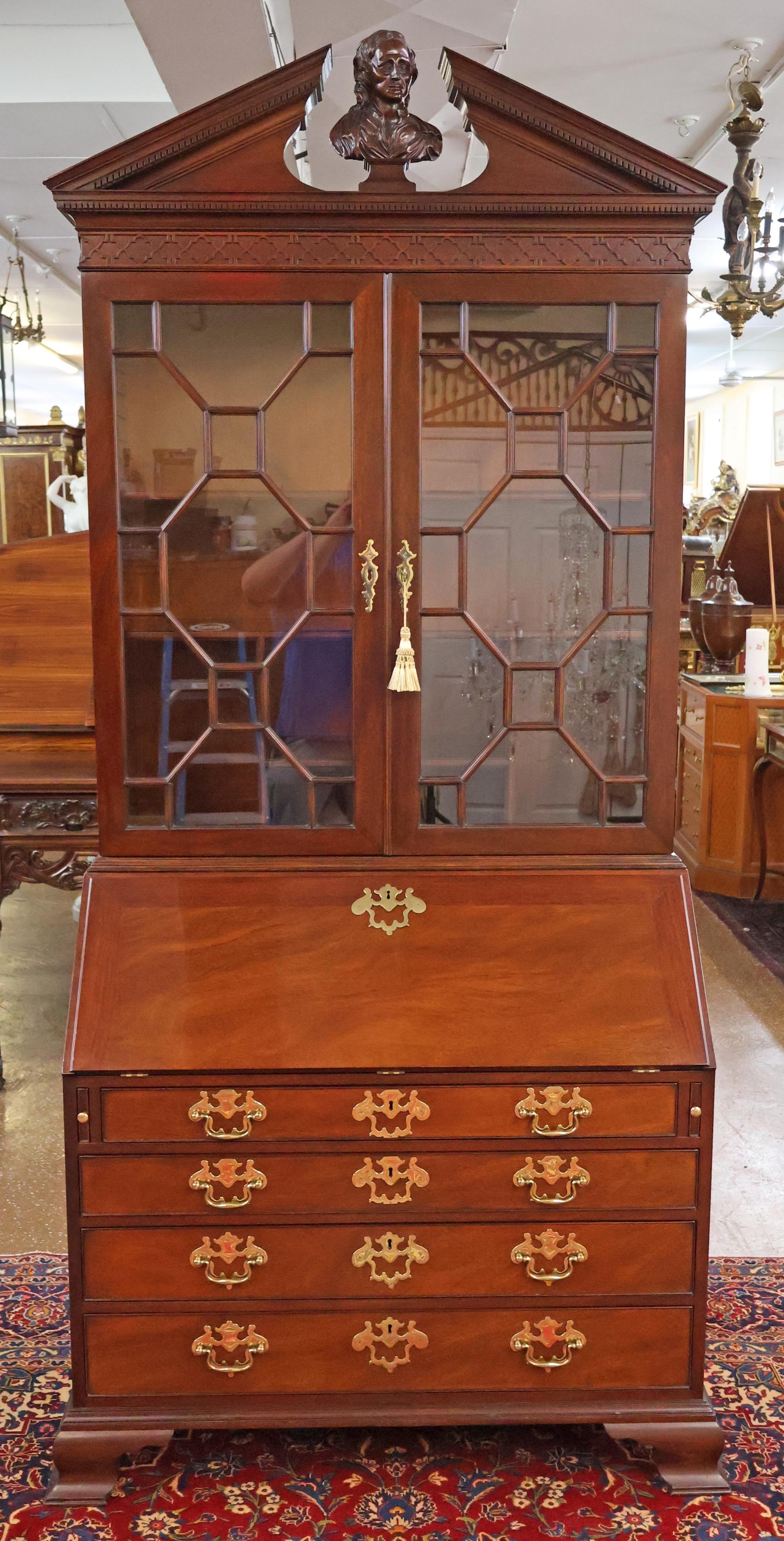 Kindel Furniture National Trust Collection'S Scrivania in mogano intagliato

Dimensioni: 95,5