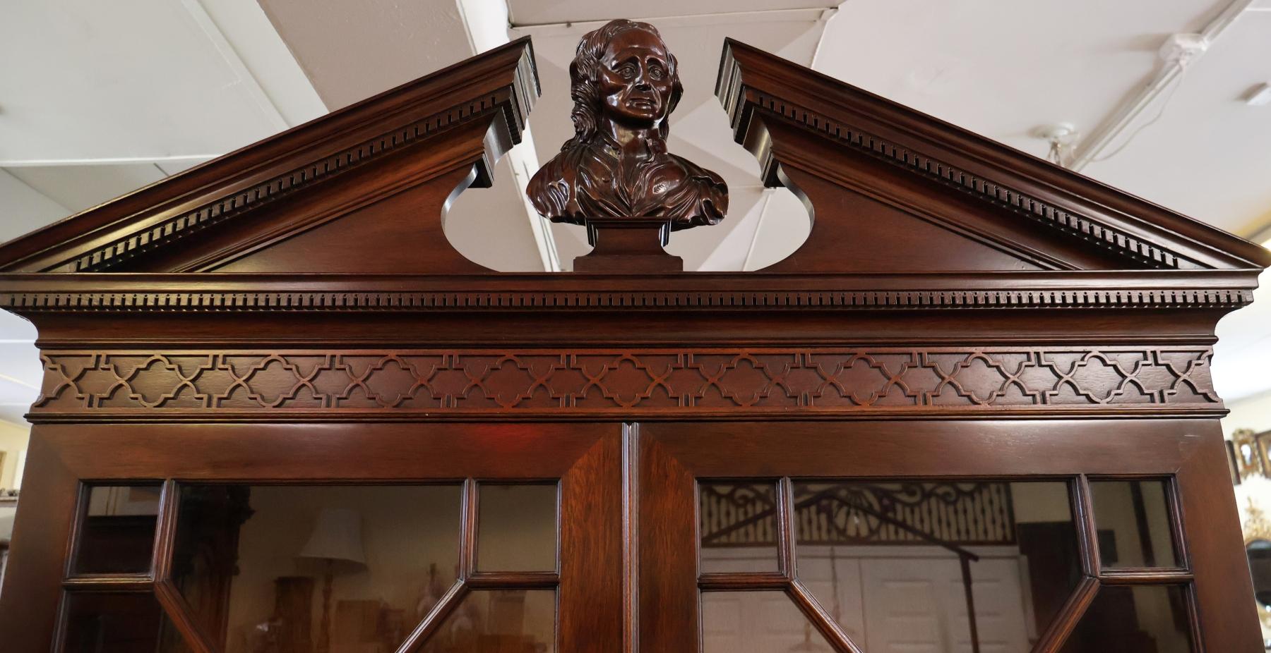 Kindel Furniture National Trust Collection'S Scrivania in mogano intagliato in vendita 13